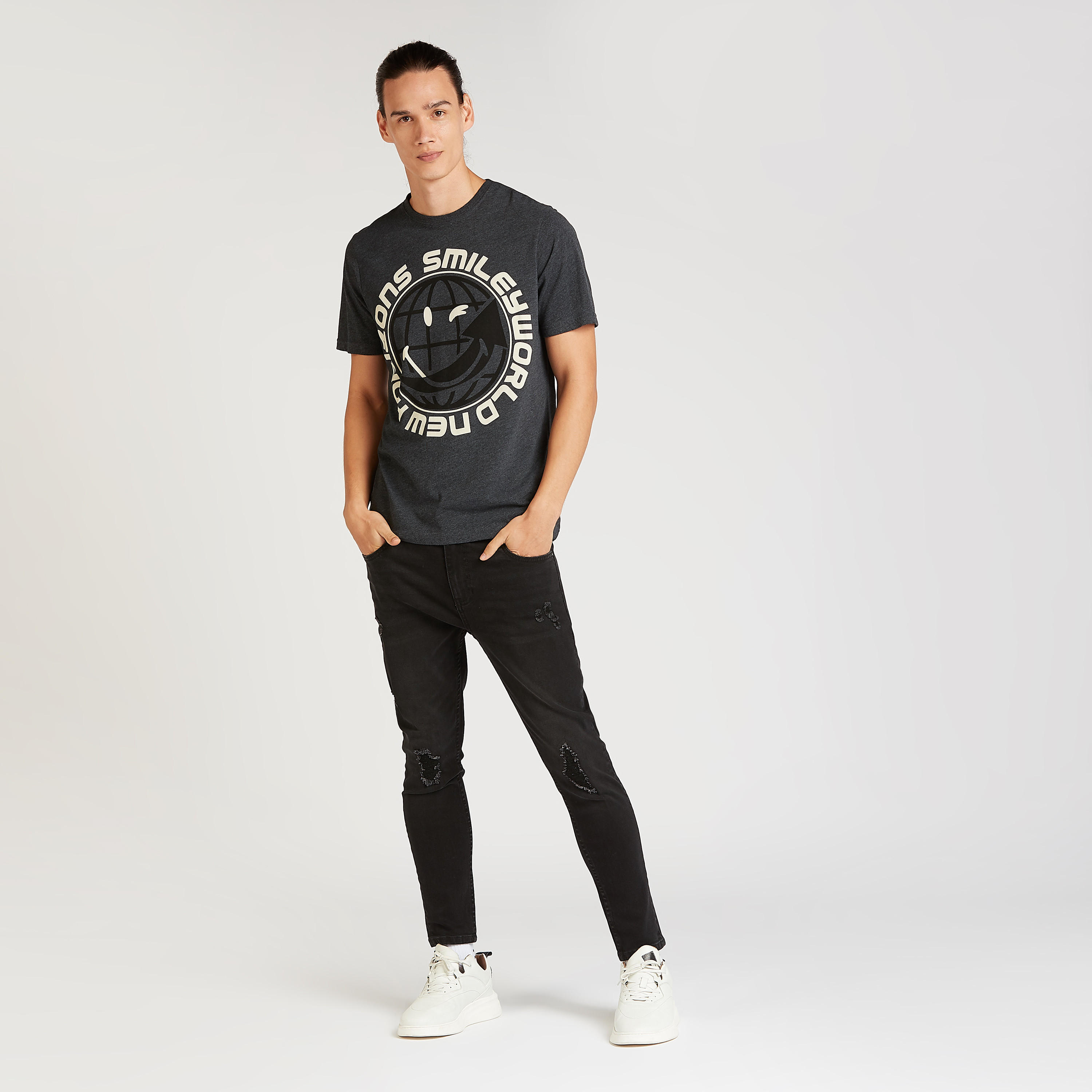 تيشيرت بياقة ضيّقة وأكمام قصيرة وطبعات سمايلي وورلد-men-clothing-tshirtsandpolos-tshirts-image-2
