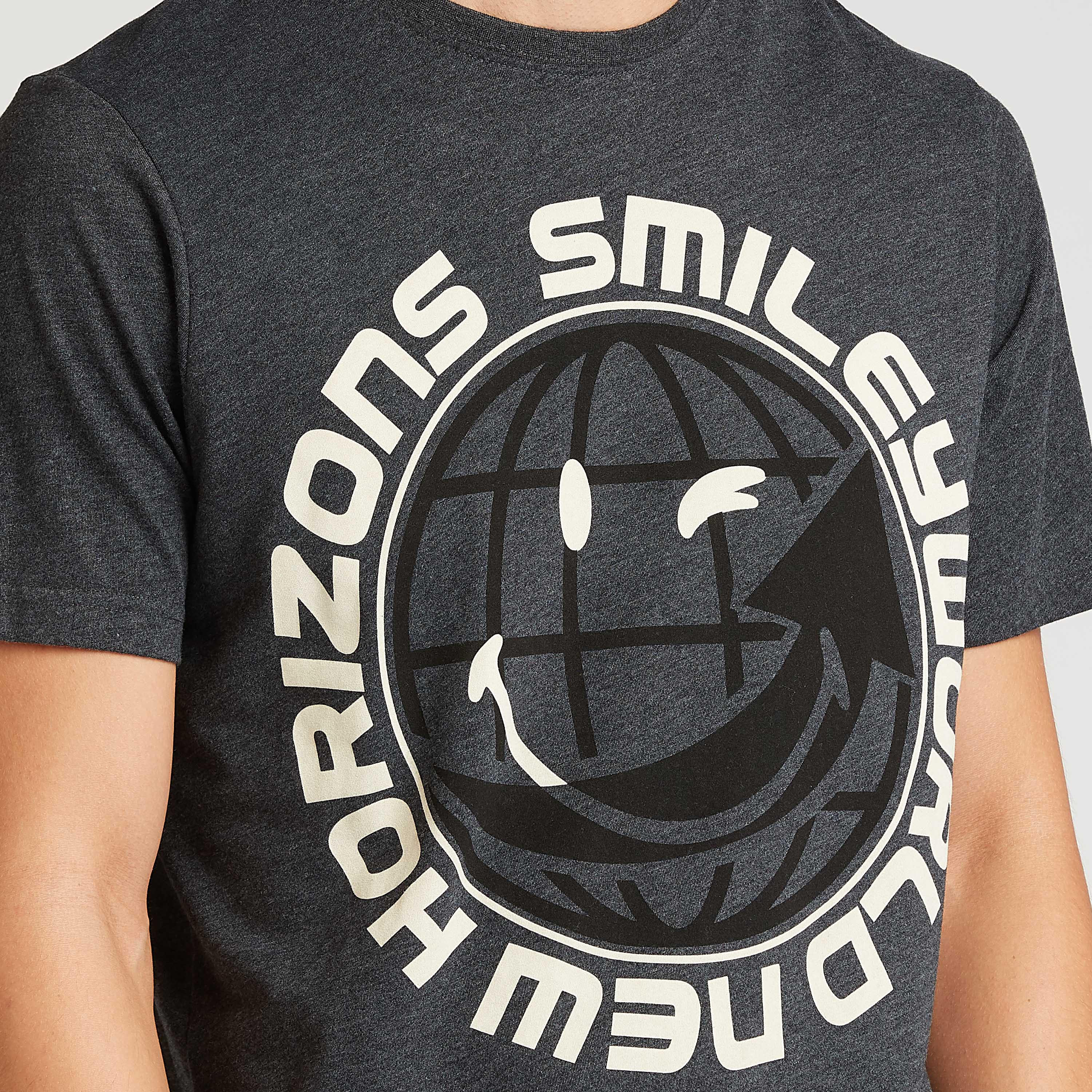 تيشيرت بياقة ضيّقة وأكمام قصيرة وطبعات سمايلي وورلد-men-clothing-tshirtsandpolos-tshirts-image-3