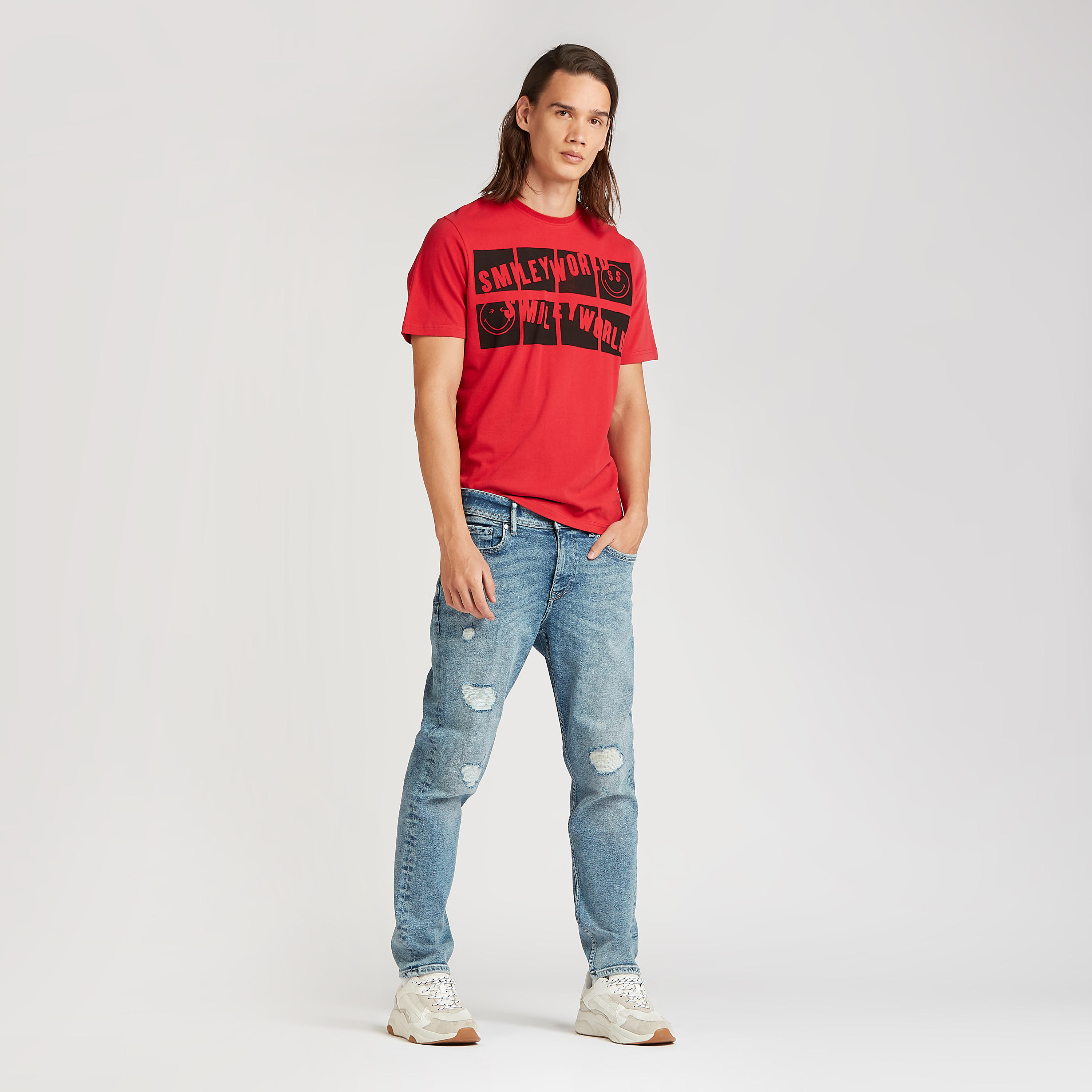 تيشيرت بياقة ضيّقة وأكمام قصيرة وطبعات سمايلي وورلد-men-clothing-tshirtsandpolos-tshirts-image-2