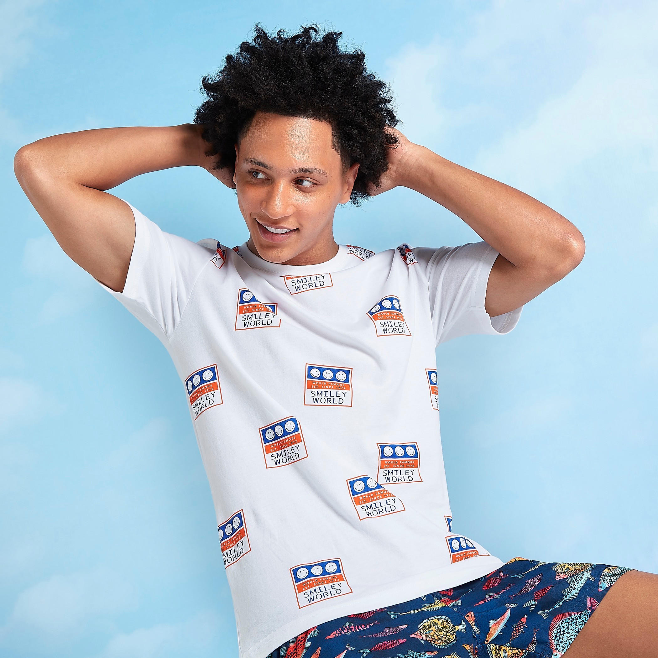 تيشيرت مستدام بياقة ضيقة وطبعات سمايلي وورلد جرافيكيّة-men-clothing-tshirtsandpolos-tshirts-image-1