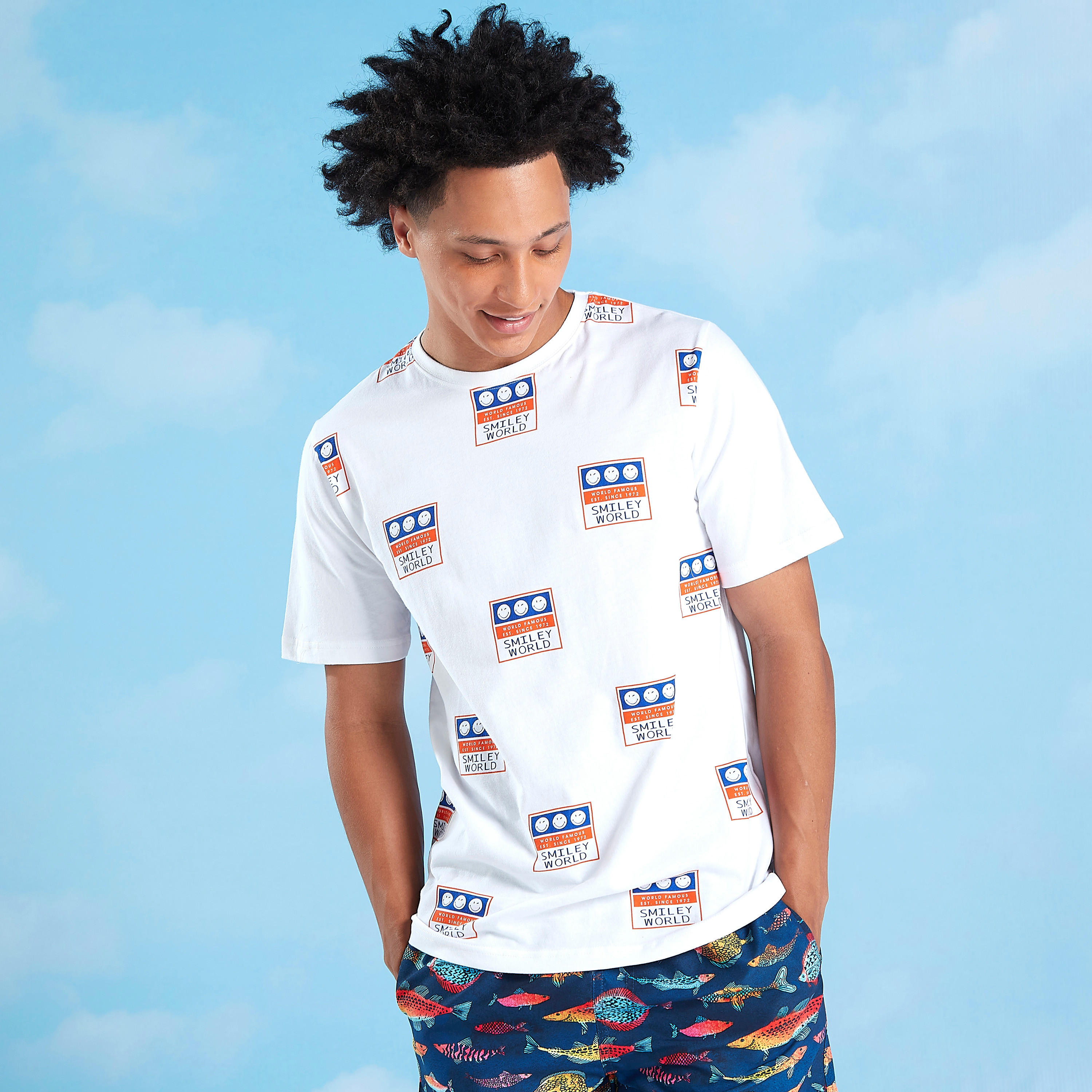 تيشيرت مستدام بياقة ضيقة وطبعات سمايلي وورلد جرافيكيّة-men-clothing-tshirtsandpolos-tshirts-image-2