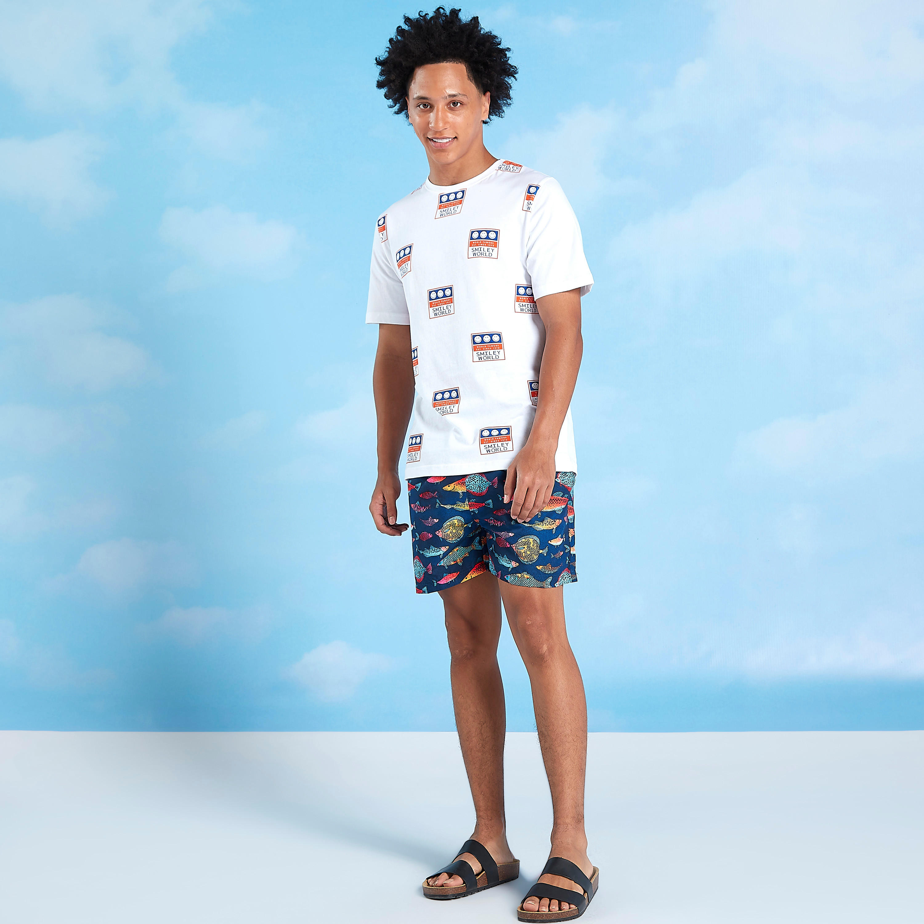 تيشيرت مستدام بياقة ضيقة وطبعات سمايلي وورلد جرافيكيّة-men-clothing-tshirtsandpolos-tshirts-image-3