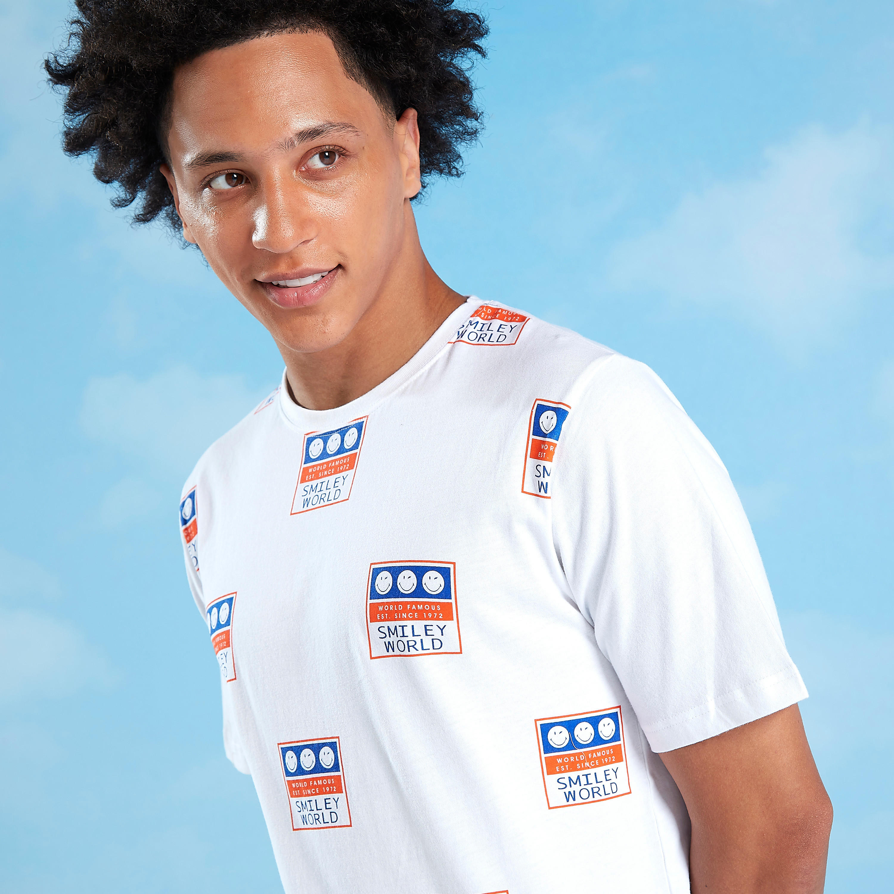 تيشيرت مستدام بياقة ضيقة وطبعات سمايلي وورلد جرافيكيّة-men-clothing-tshirtsandpolos-tshirts-image-4