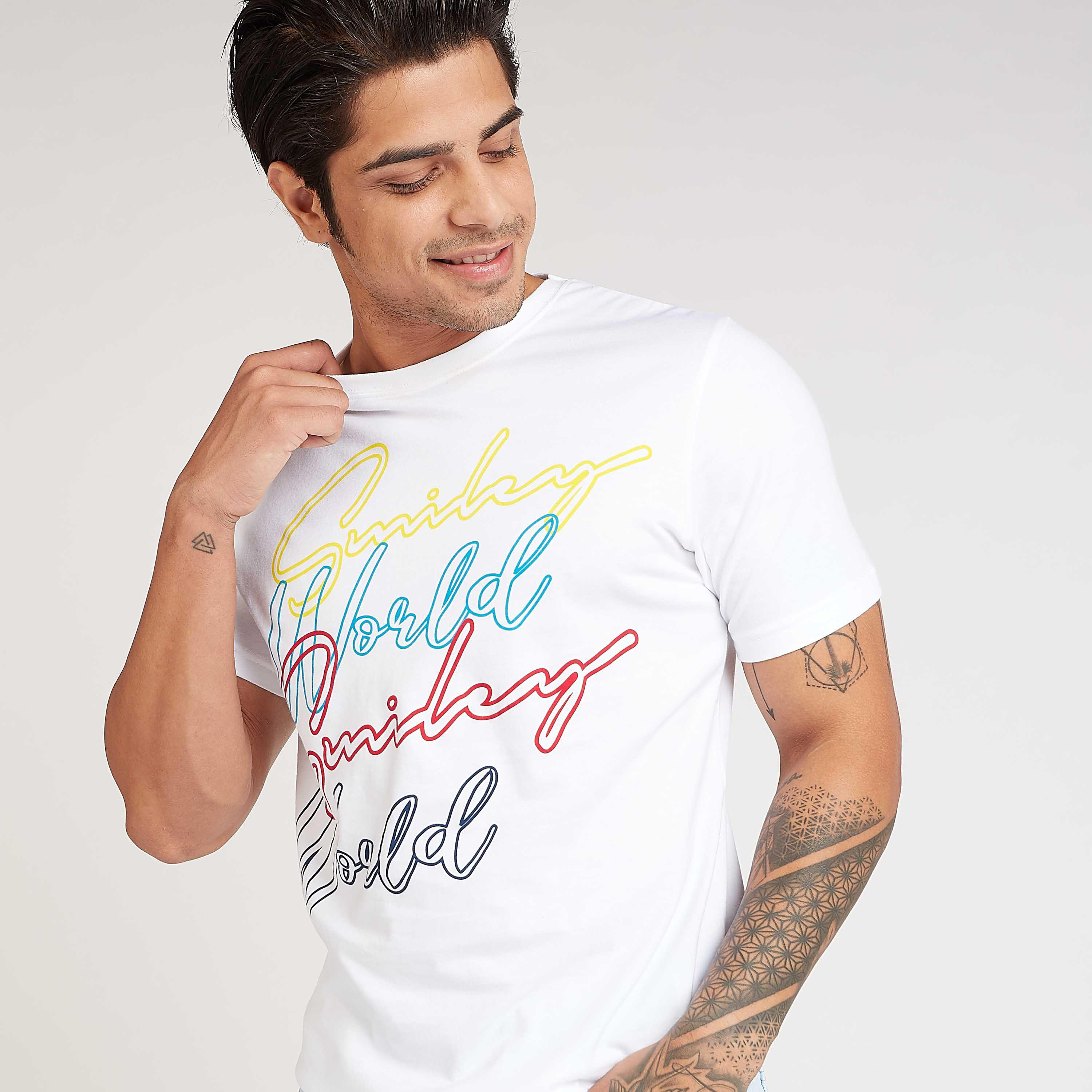 تيشيرت مستدام بياقة ضيقة وطبعات سمايلي وورلد تايبوجرافيكيّة-men-clothing-tshirtsandpolos-tshirts-image-1