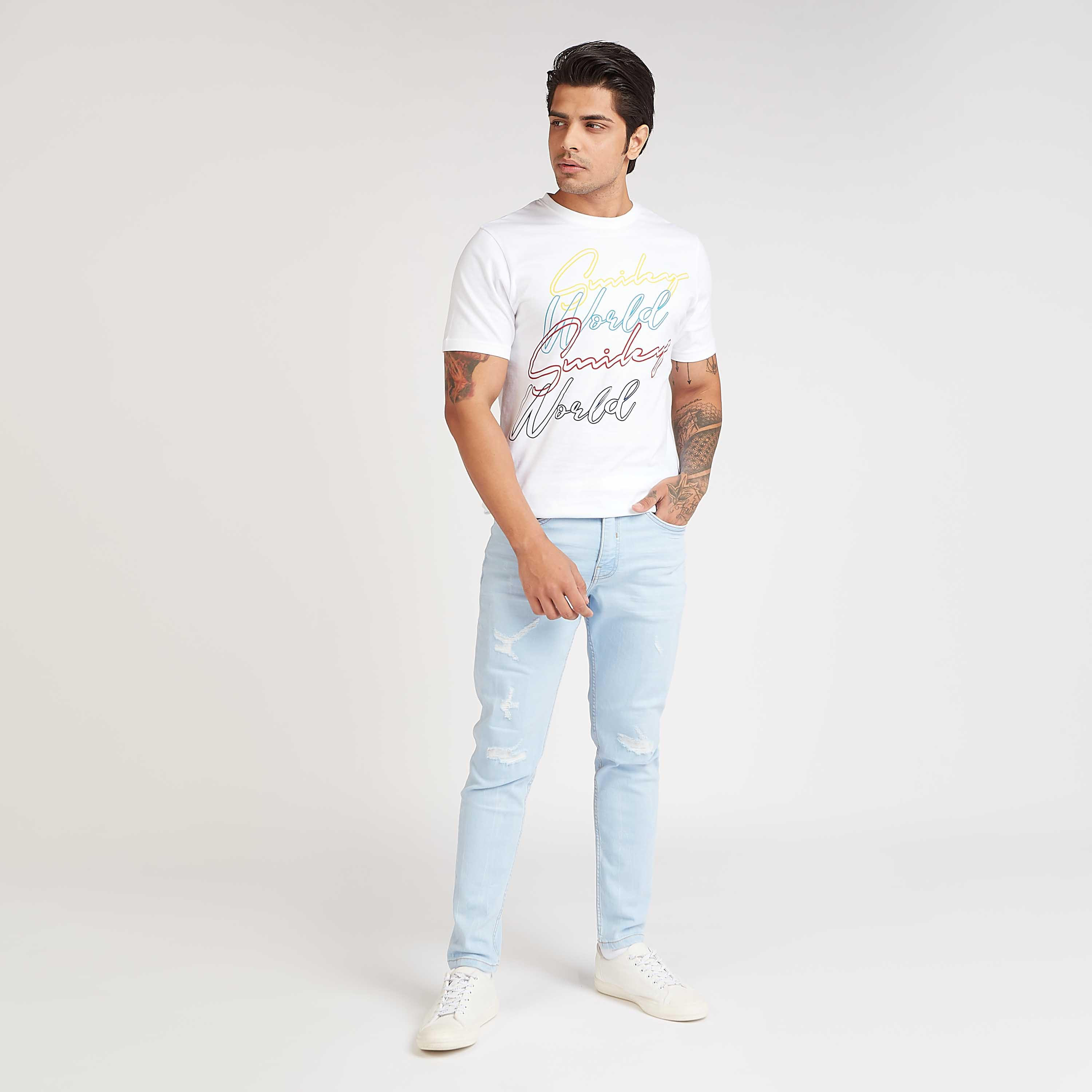 تيشيرت مستدام بياقة ضيقة وطبعات سمايلي وورلد تايبوجرافيكيّة-men-clothing-tshirtsandpolos-tshirts-image-2