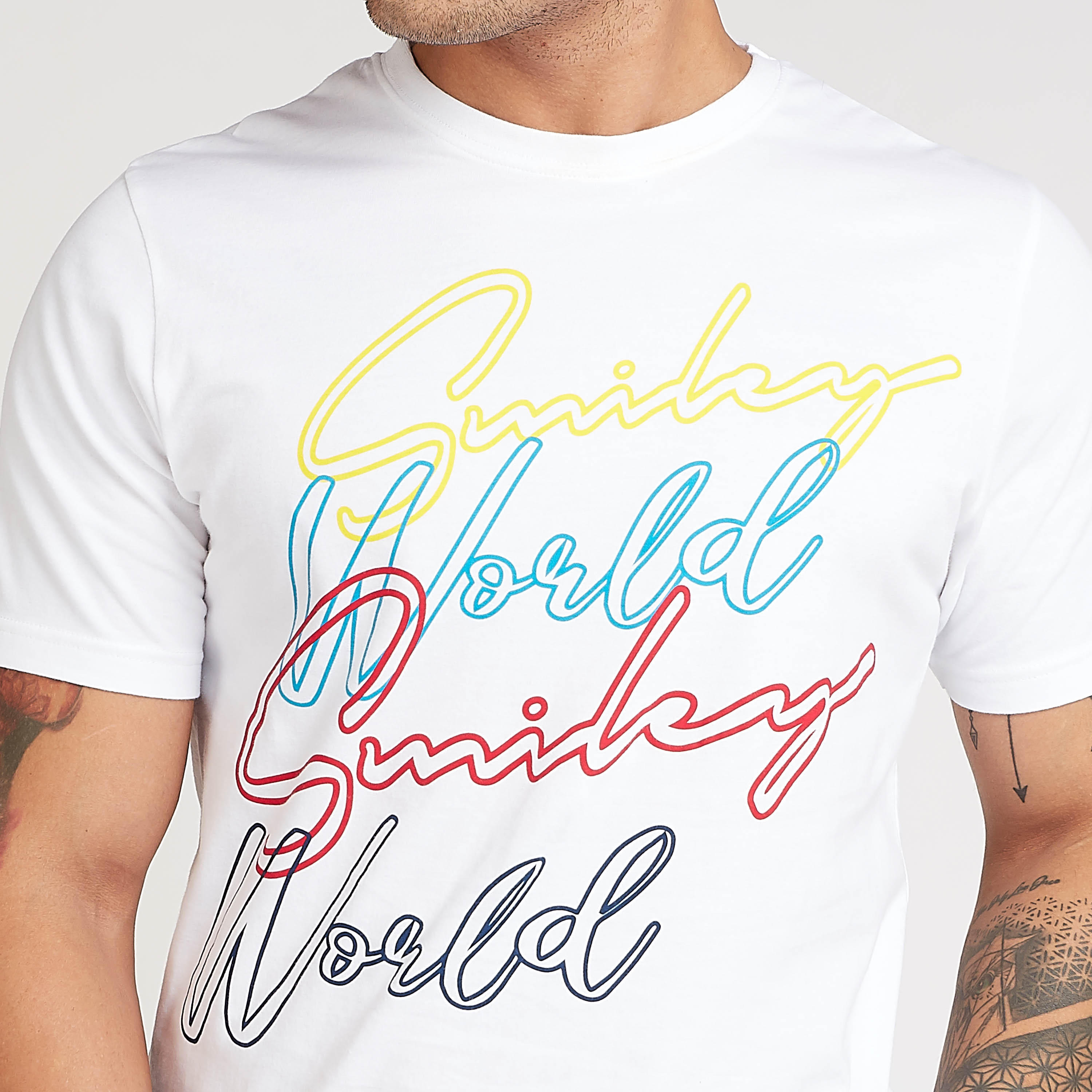 تيشيرت مستدام بياقة ضيقة وطبعات سمايلي وورلد تايبوجرافيكيّة-men-clothing-tshirtsandpolos-tshirts-image-3