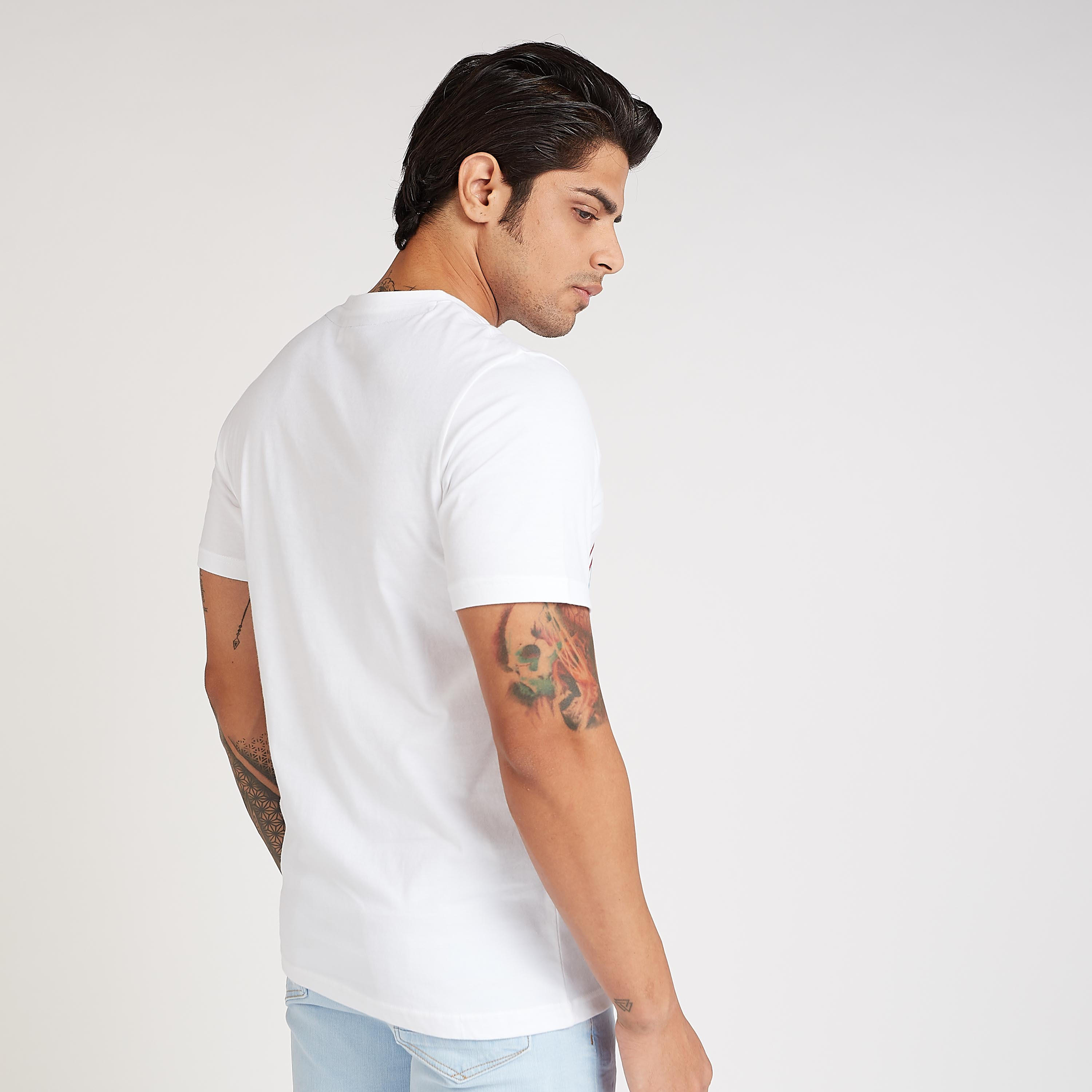 تيشيرت مستدام بياقة ضيقة وطبعات سمايلي وورلد تايبوجرافيكيّة-men-clothing-tshirtsandpolos-tshirts-image-4
