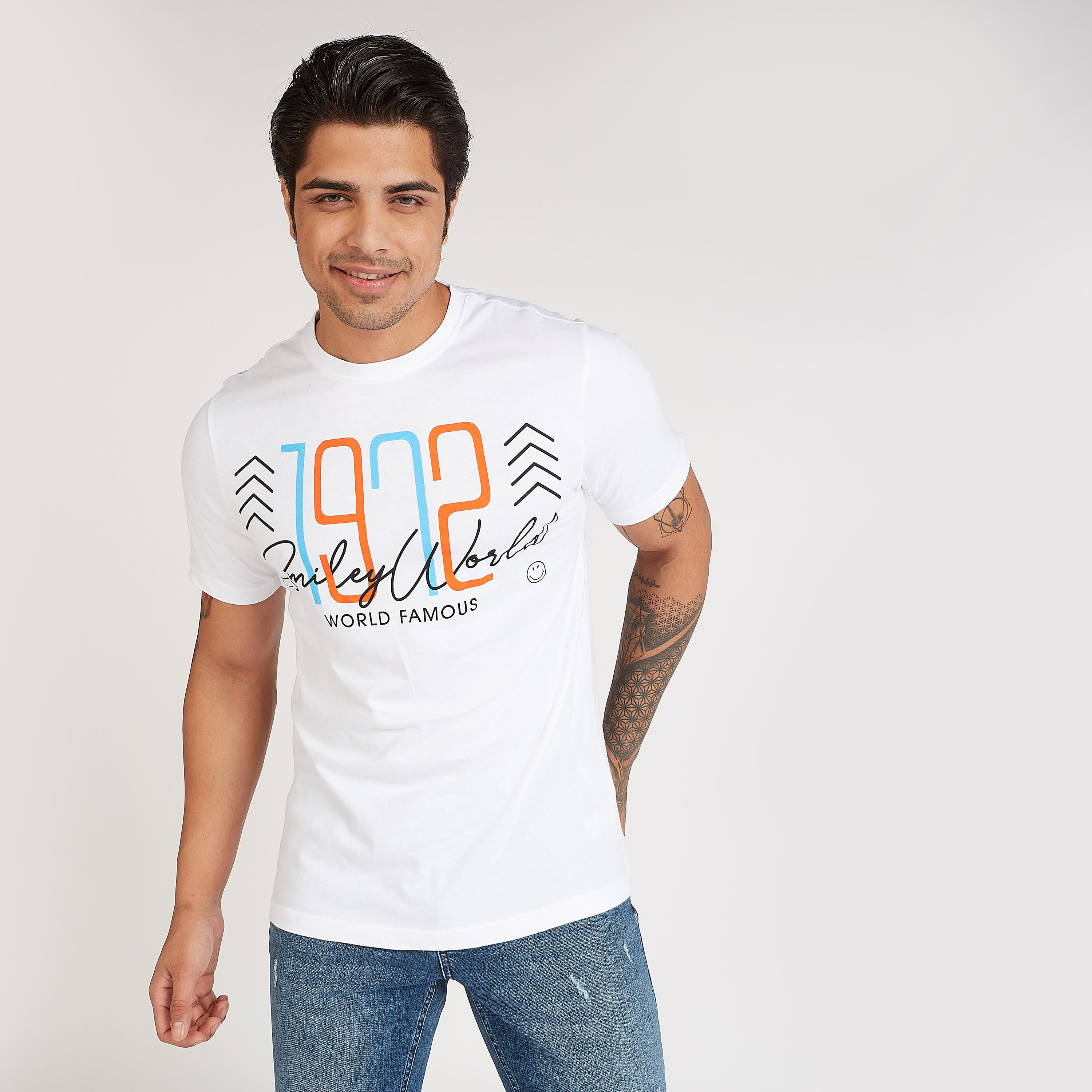 تيشيرت مستدام بياقة ضيقة وطبعات سمايلي وورلد جرافيكيّة-men-clothing-tshirtsandpolos-tshirts-image-1