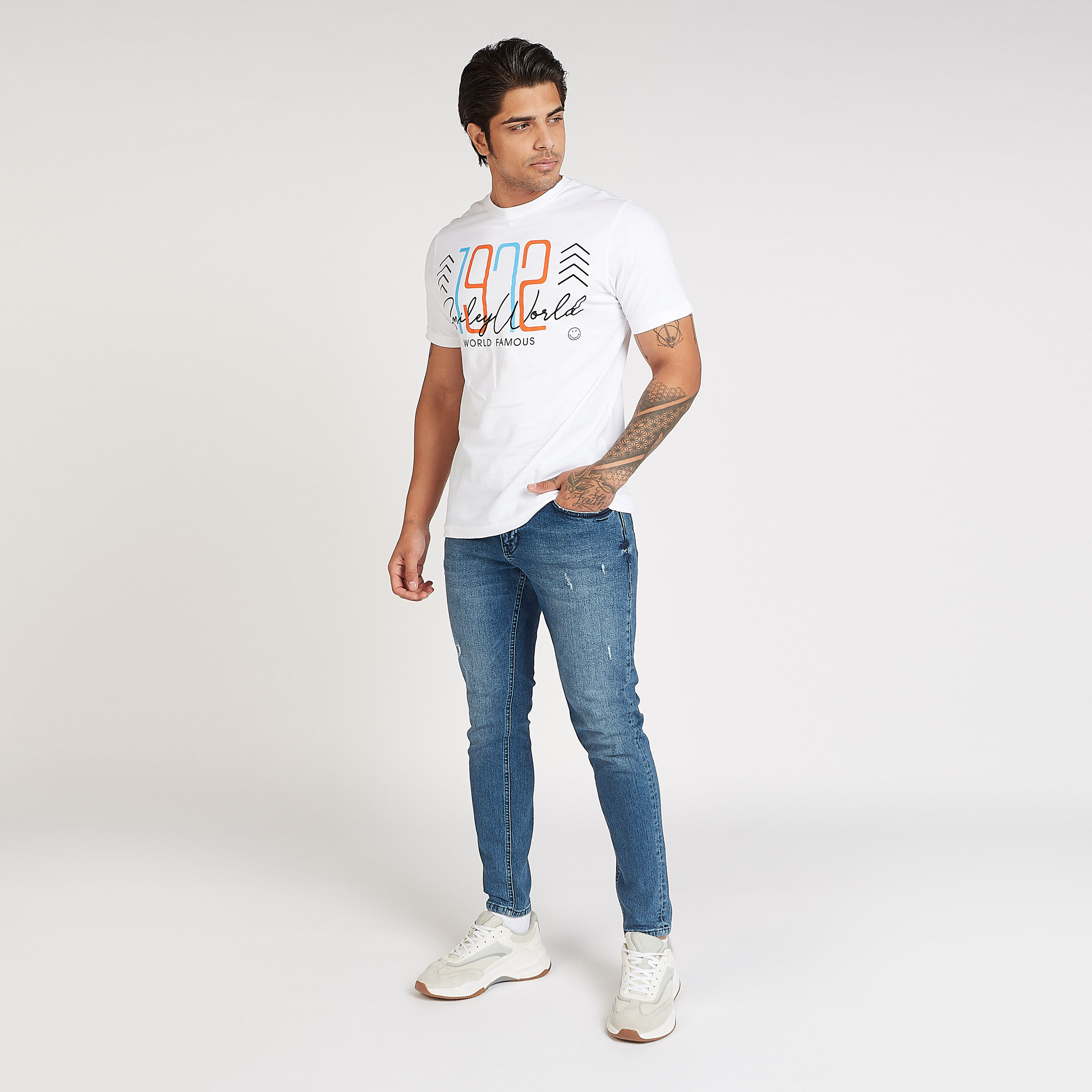 تيشيرت مستدام بياقة ضيقة وطبعات سمايلي وورلد جرافيكيّة-men-clothing-tshirtsandpolos-tshirts-image-2