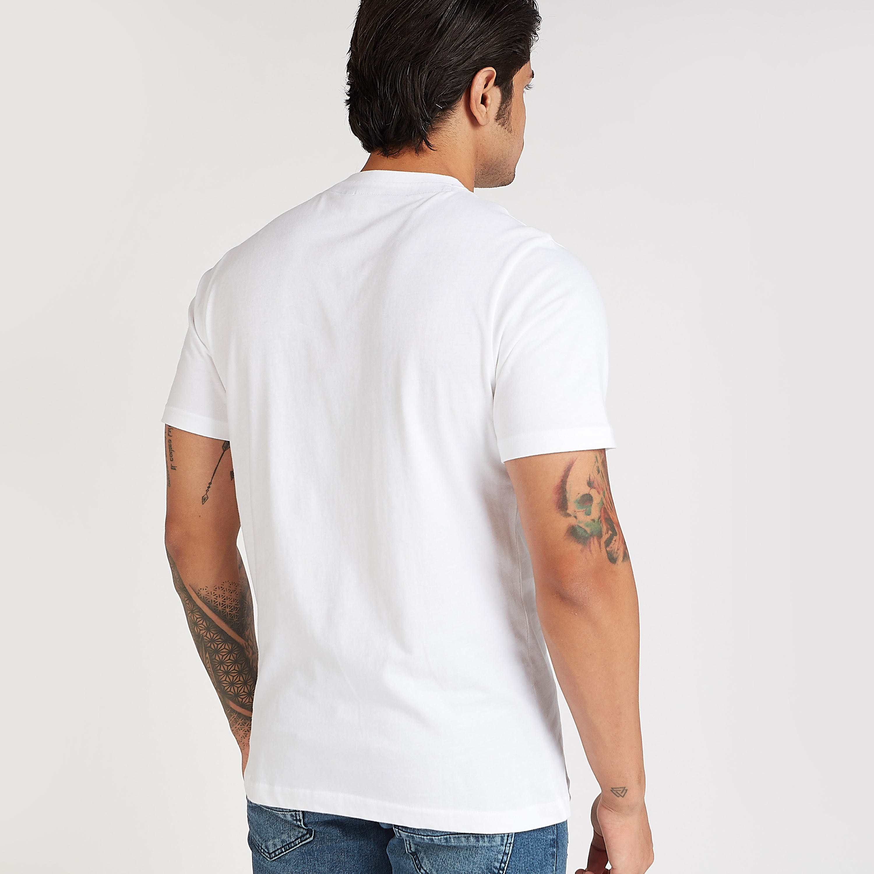 تيشيرت مستدام بياقة ضيقة وطبعات سمايلي وورلد جرافيكيّة-men-clothing-tshirtsandpolos-tshirts-image-3