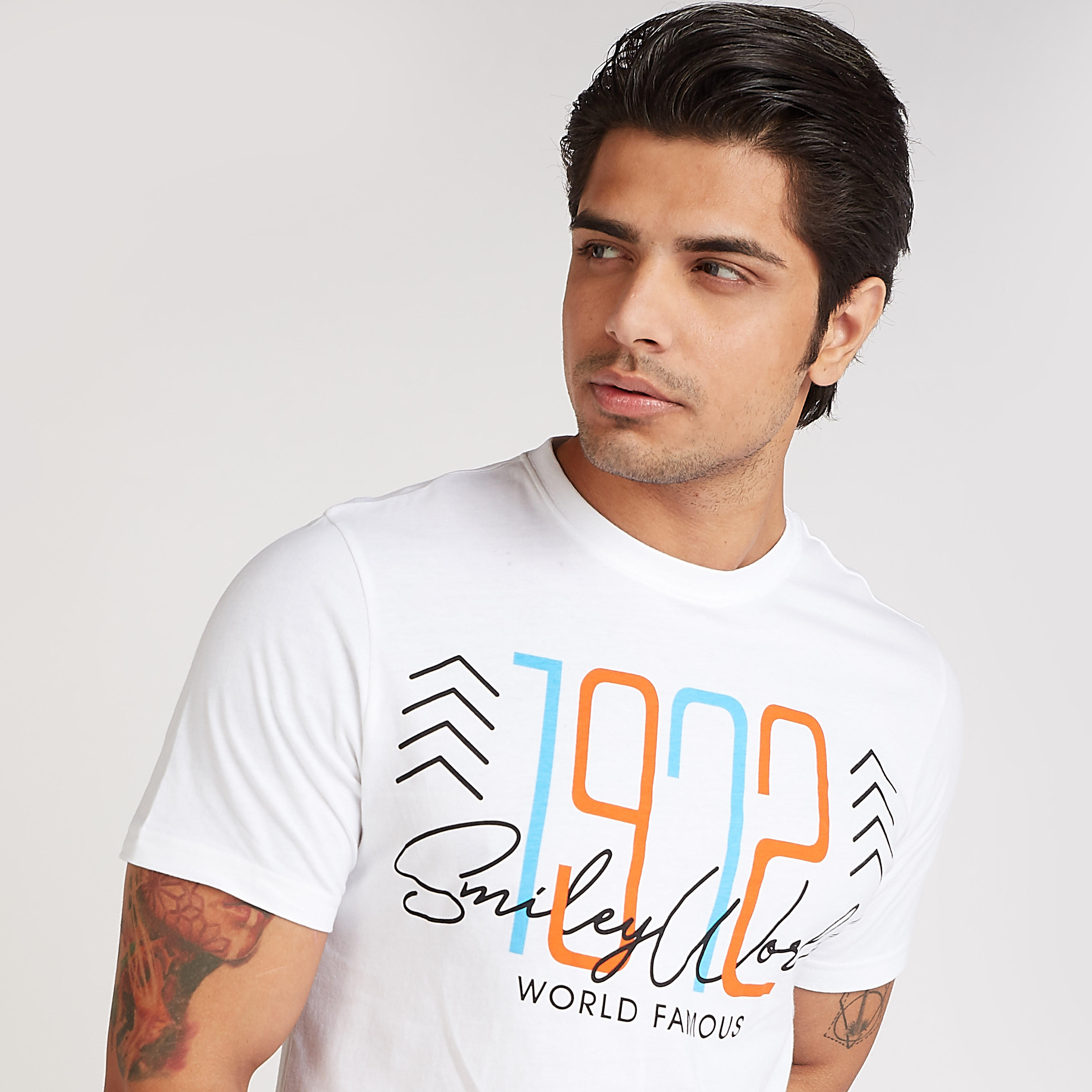 تيشيرت مستدام بياقة ضيقة وطبعات سمايلي وورلد جرافيكيّة-men-clothing-tshirtsandpolos-tshirts-image-4