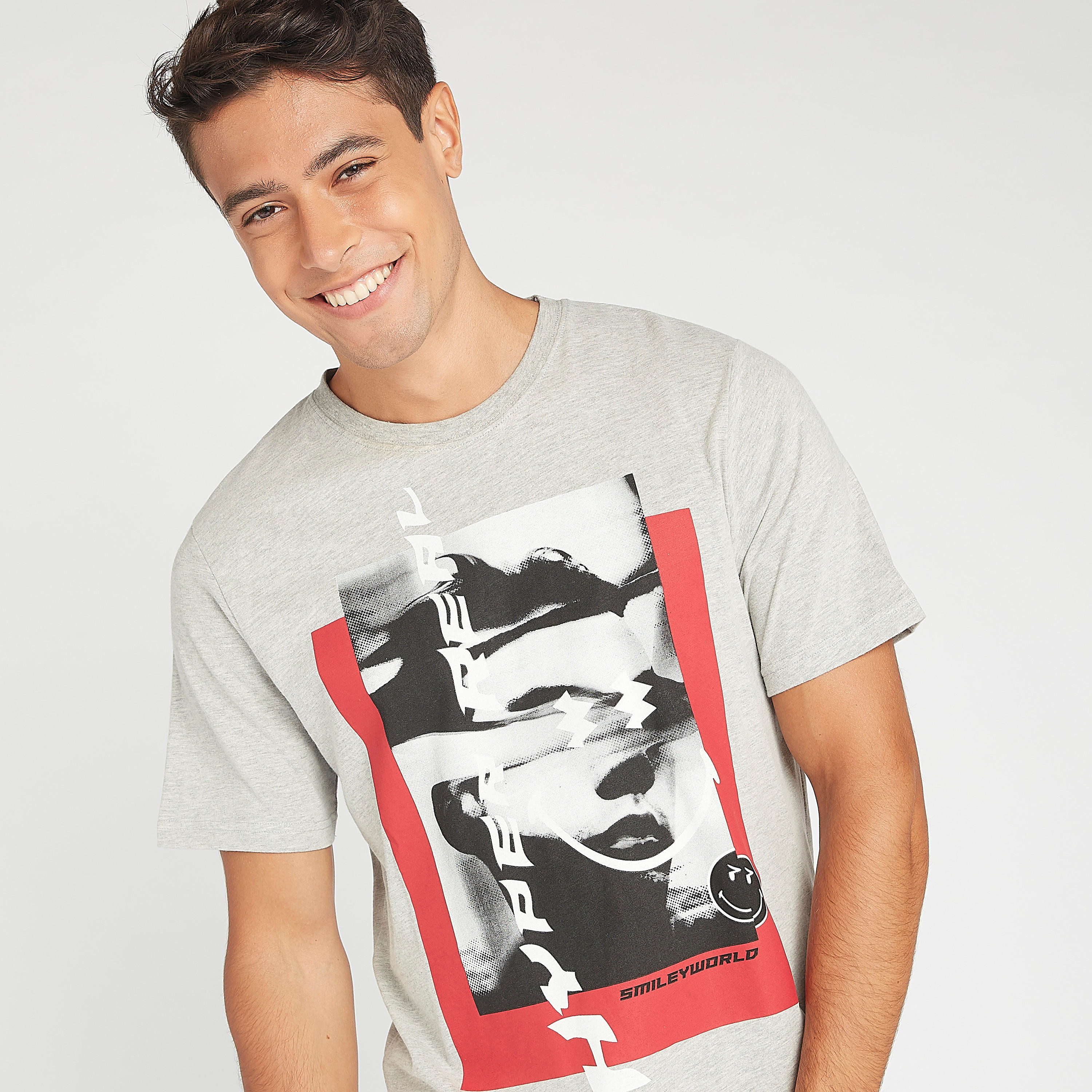 تيشيرت مستدام بياقة ضيقة و طبعات سمايلي وورلد جرافيك-men-clothing-tshirtsandpolos-tshirts-image-1