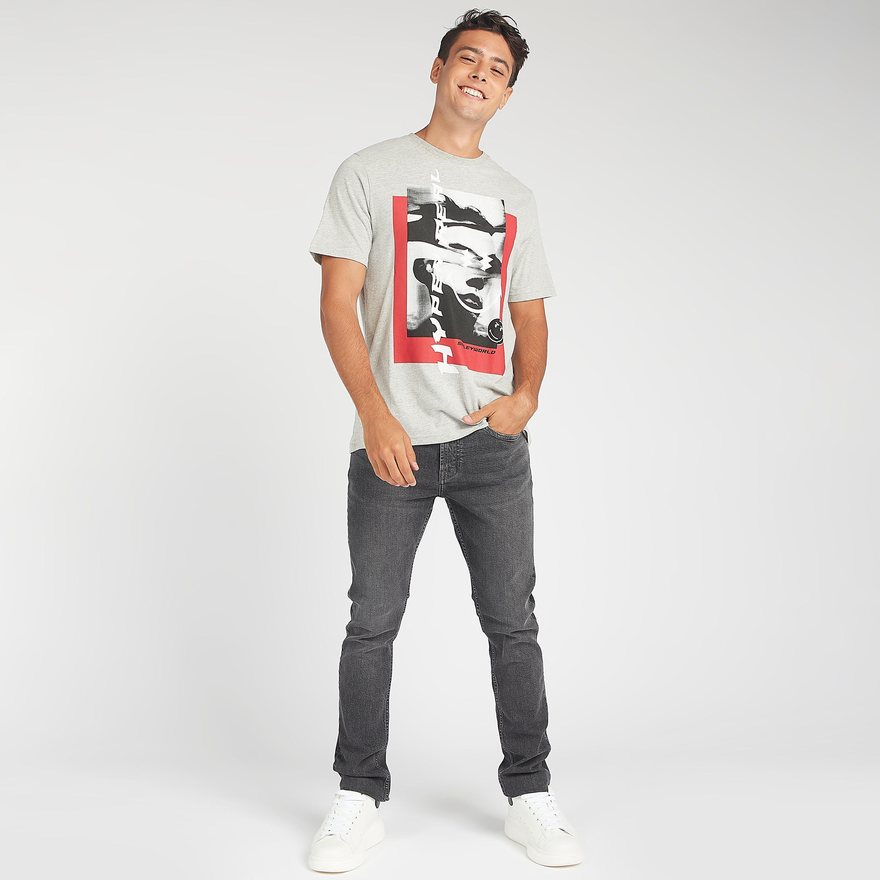 تيشيرت مستدام بياقة ضيقة و طبعات سمايلي وورلد جرافيك-men-clothing-tshirtsandpolos-tshirts-image-2
