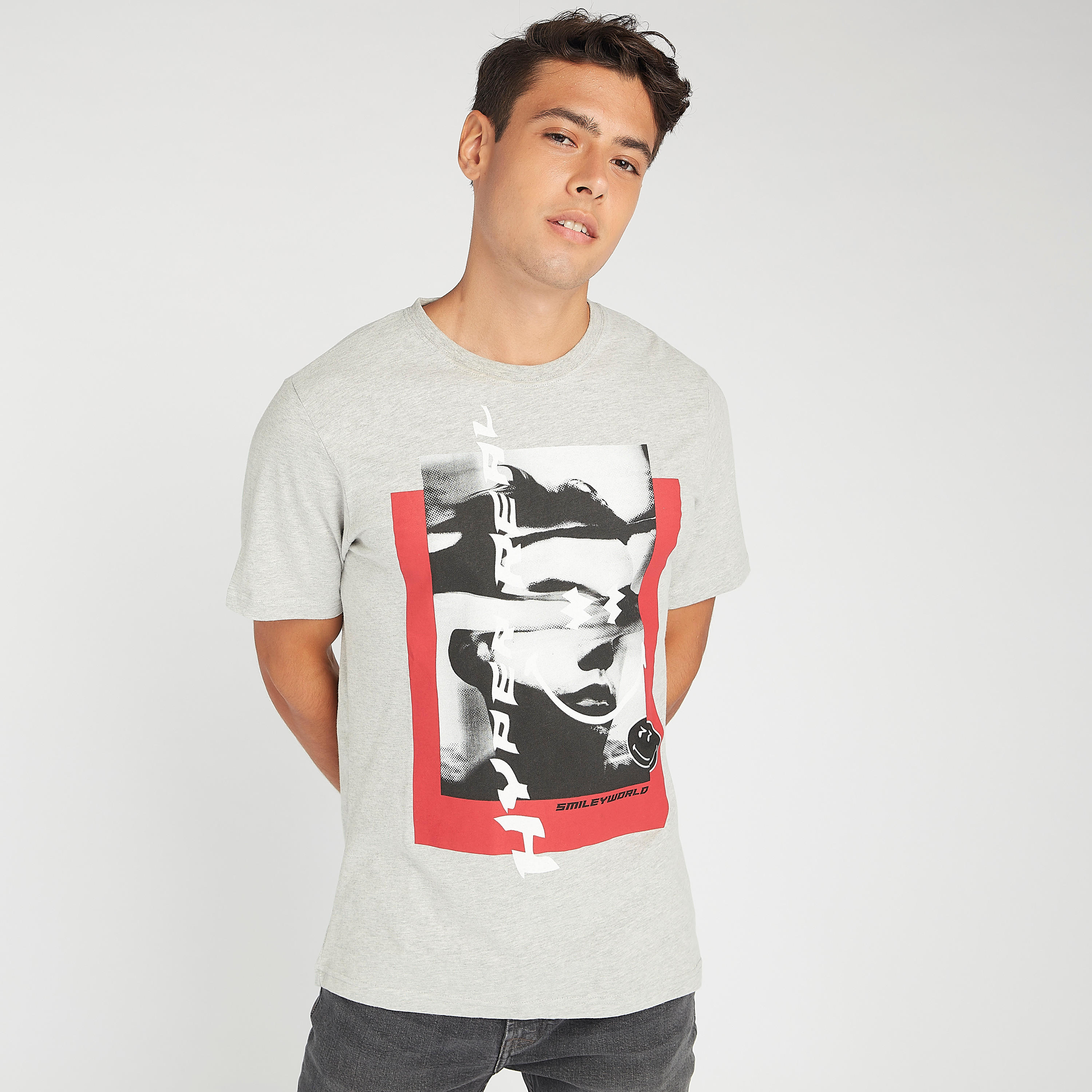 تيشيرت مستدام بياقة ضيقة و طبعات سمايلي وورلد جرافيك-men-clothing-tshirtsandpolos-tshirts-image-3
