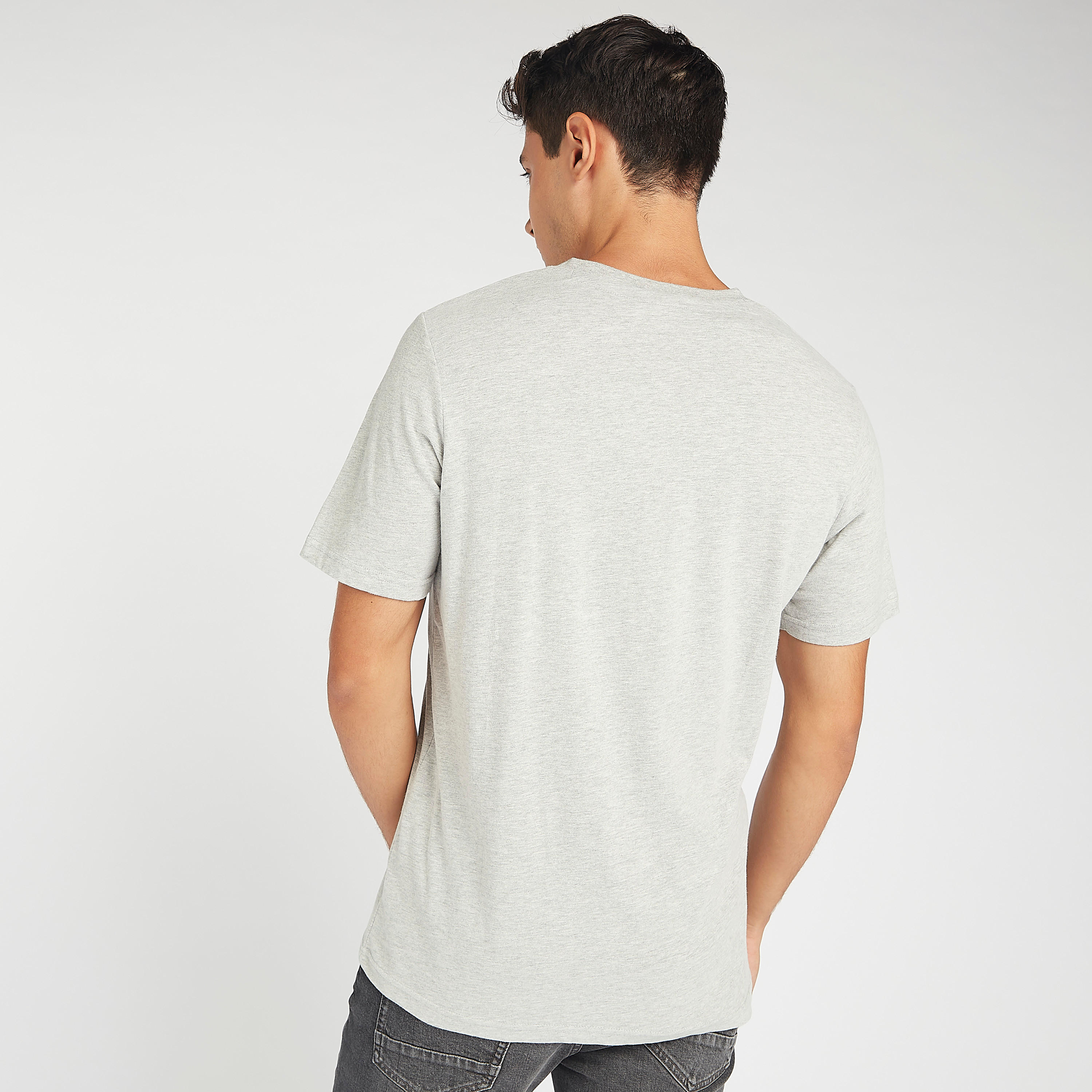 تيشيرت مستدام بياقة ضيقة و طبعات سمايلي وورلد جرافيك-men-clothing-tshirtsandpolos-tshirts-image-4