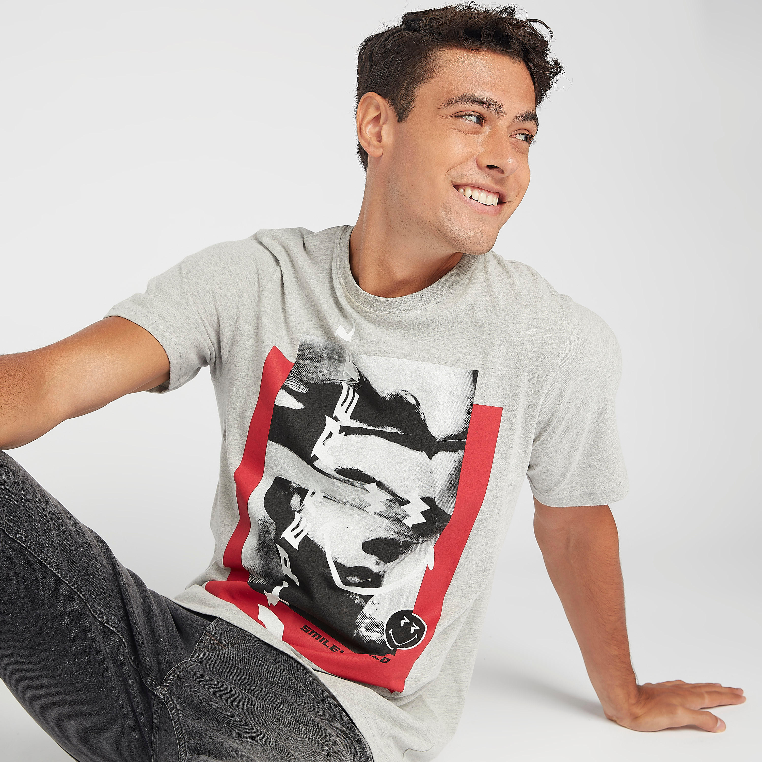تيشيرت مستدام بياقة ضيقة و طبعات سمايلي وورلد جرافيك-men-clothing-tshirtsandpolos-tshirts-image-5