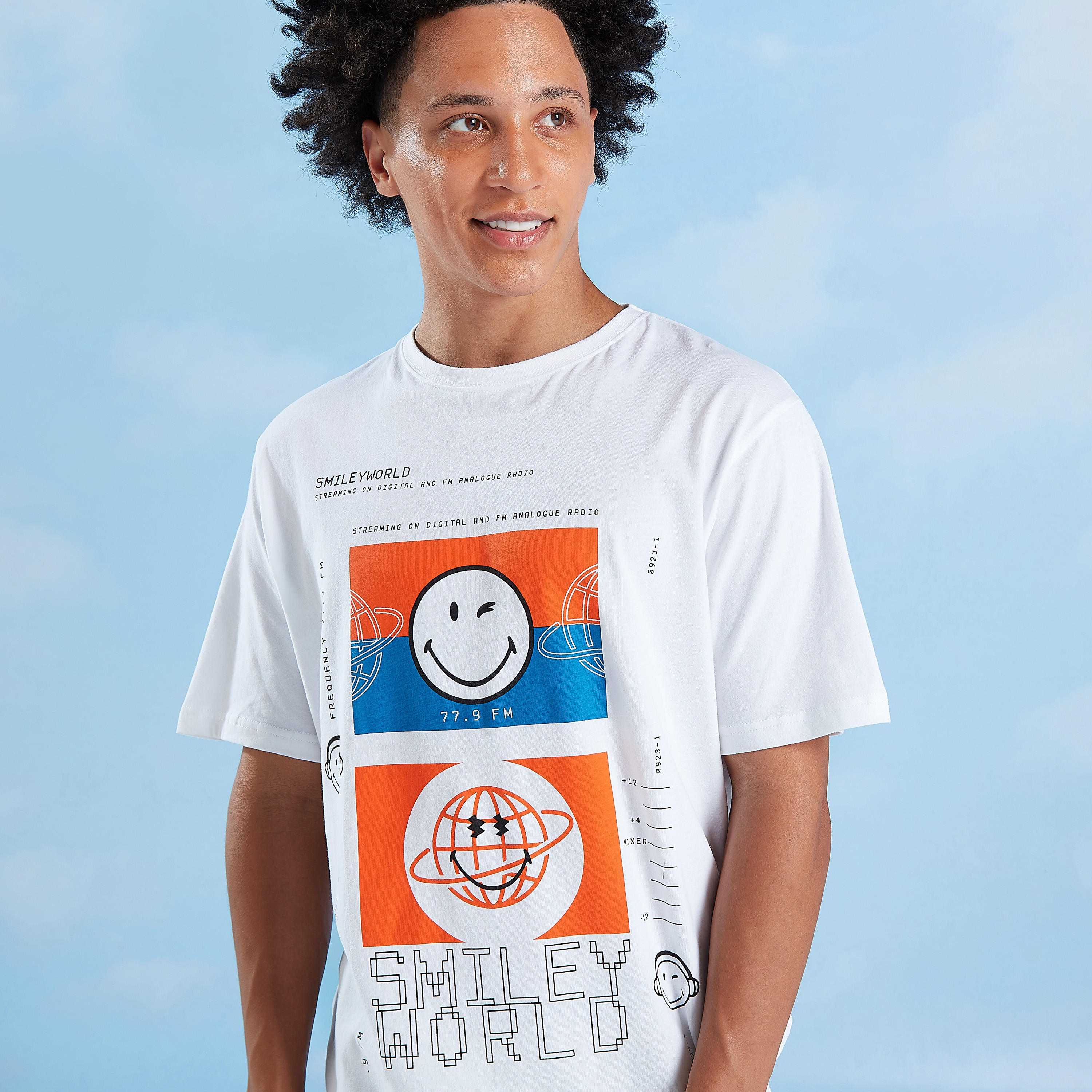 تيشيرت مستدام بياقة ضيّقة وأكمام قصيرة وطبعات سمايلي وورلد-men-clothing-tshirtsandpolos-tshirts-image-1