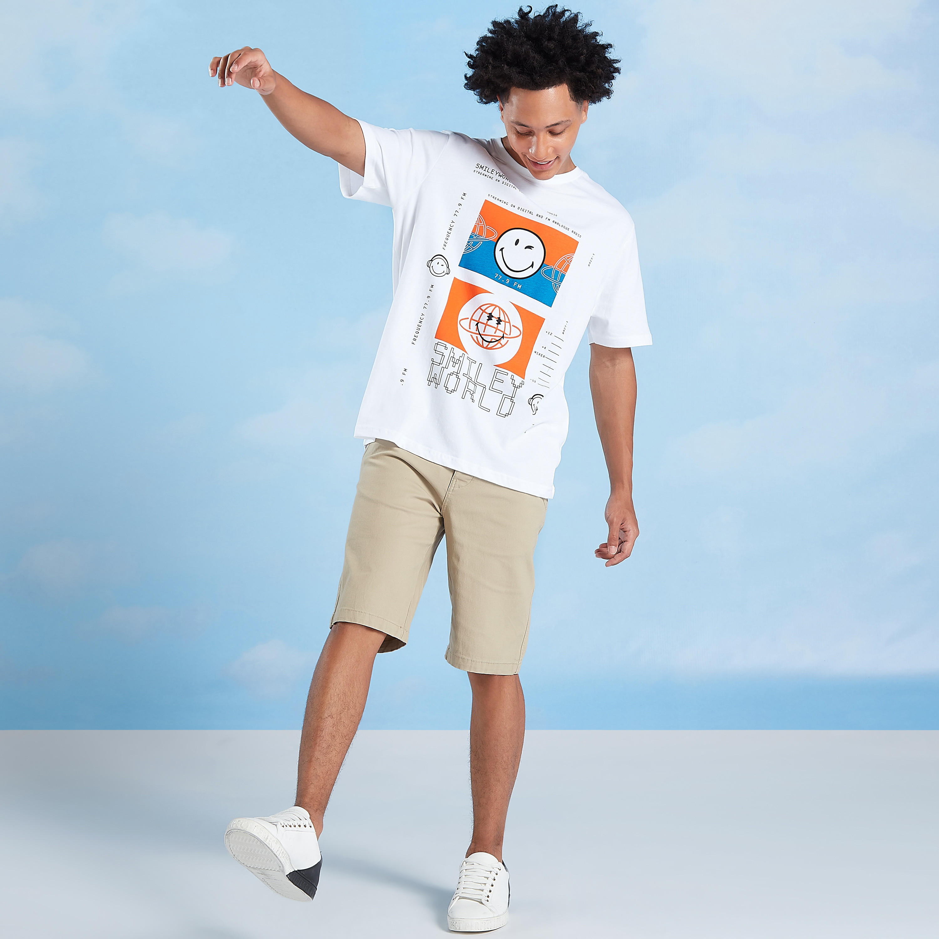 تيشيرت مستدام بياقة ضيّقة وأكمام قصيرة وطبعات سمايلي وورلد-men-clothing-tshirtsandpolos-tshirts-image-2