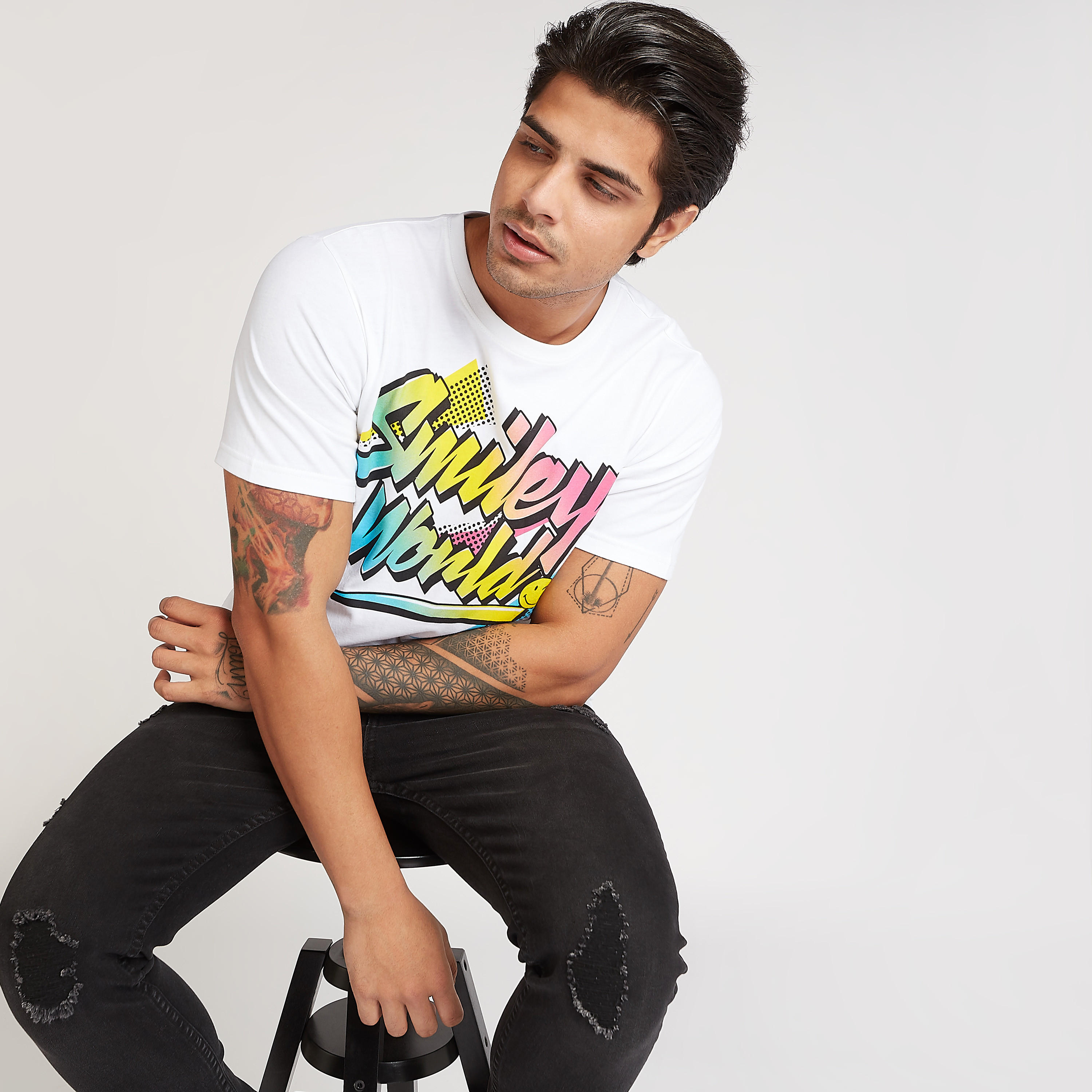 تيشيرت بياقة ضيّقة وأكمام قصيرة وطبعات سمايلي وورلد جرافيك-men-clothing-tshirtsandpolos-tshirts-image-1