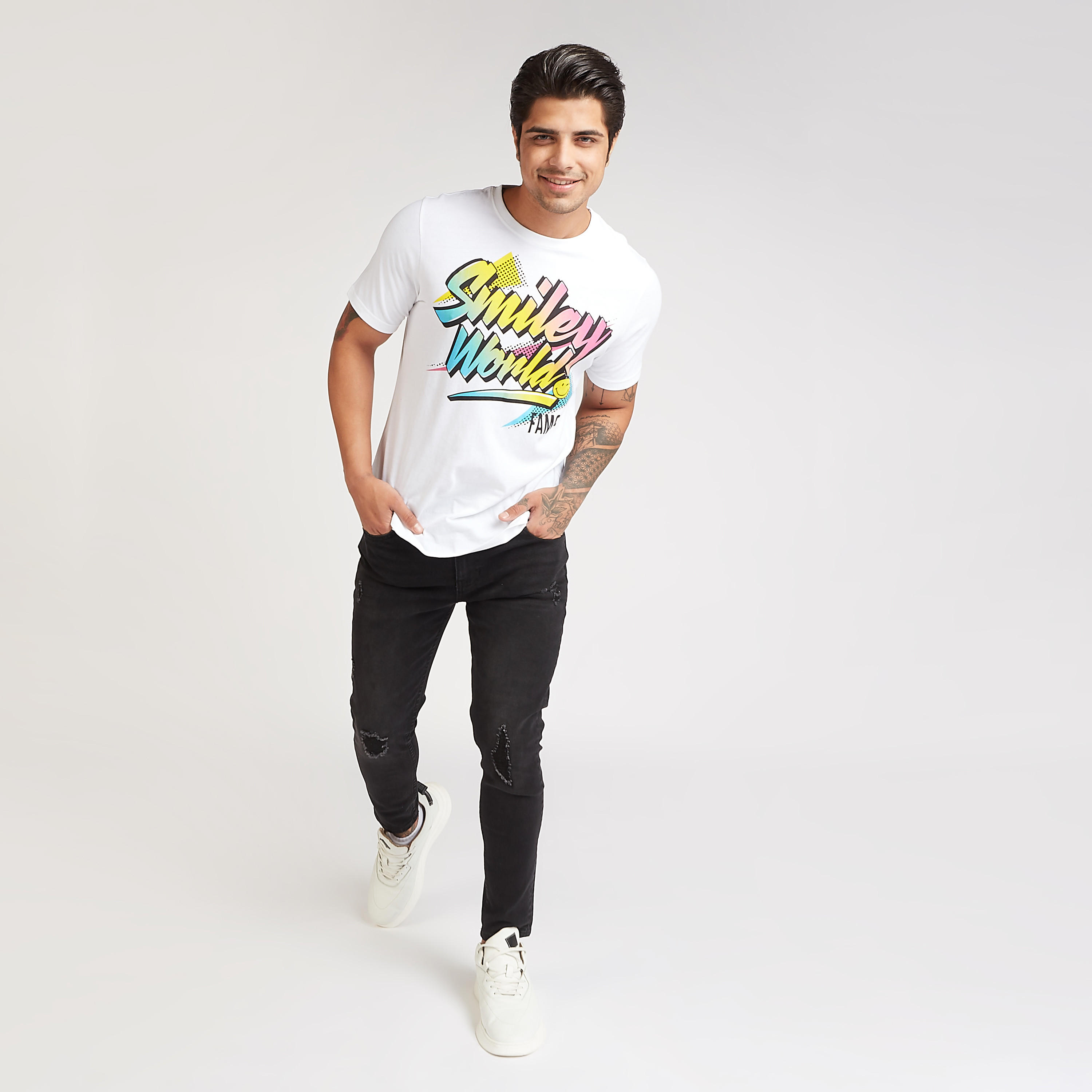 تيشيرت بياقة ضيّقة وأكمام قصيرة وطبعات سمايلي وورلد جرافيك-men-clothing-tshirtsandpolos-tshirts-image-2