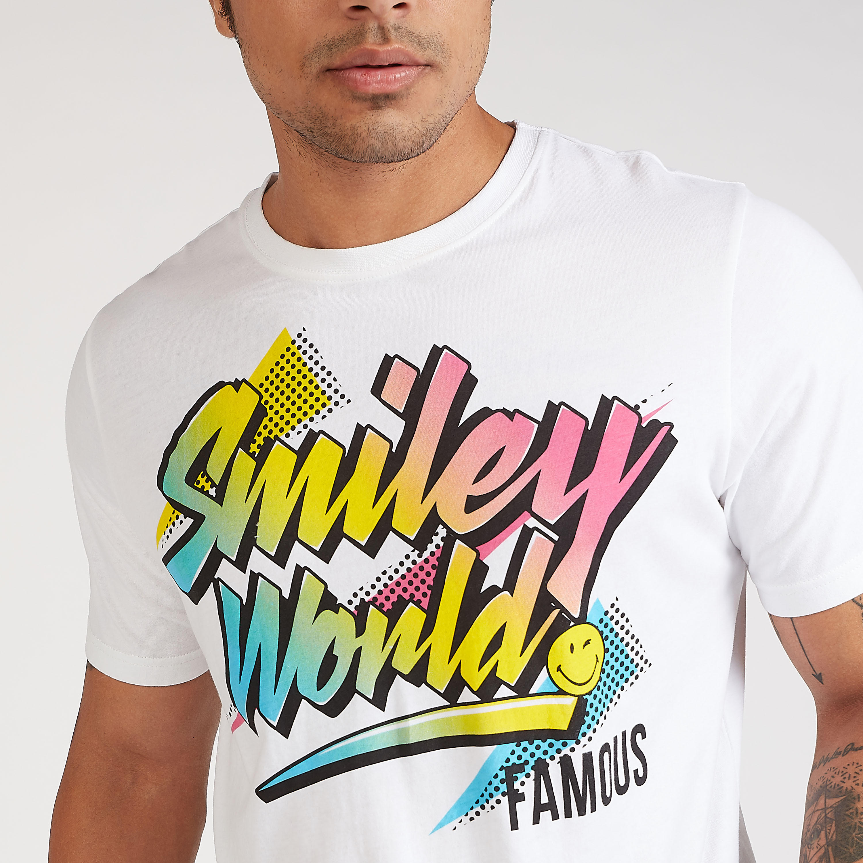 تيشيرت بياقة ضيّقة وأكمام قصيرة وطبعات سمايلي وورلد جرافيك-men-clothing-tshirtsandpolos-tshirts-image-3