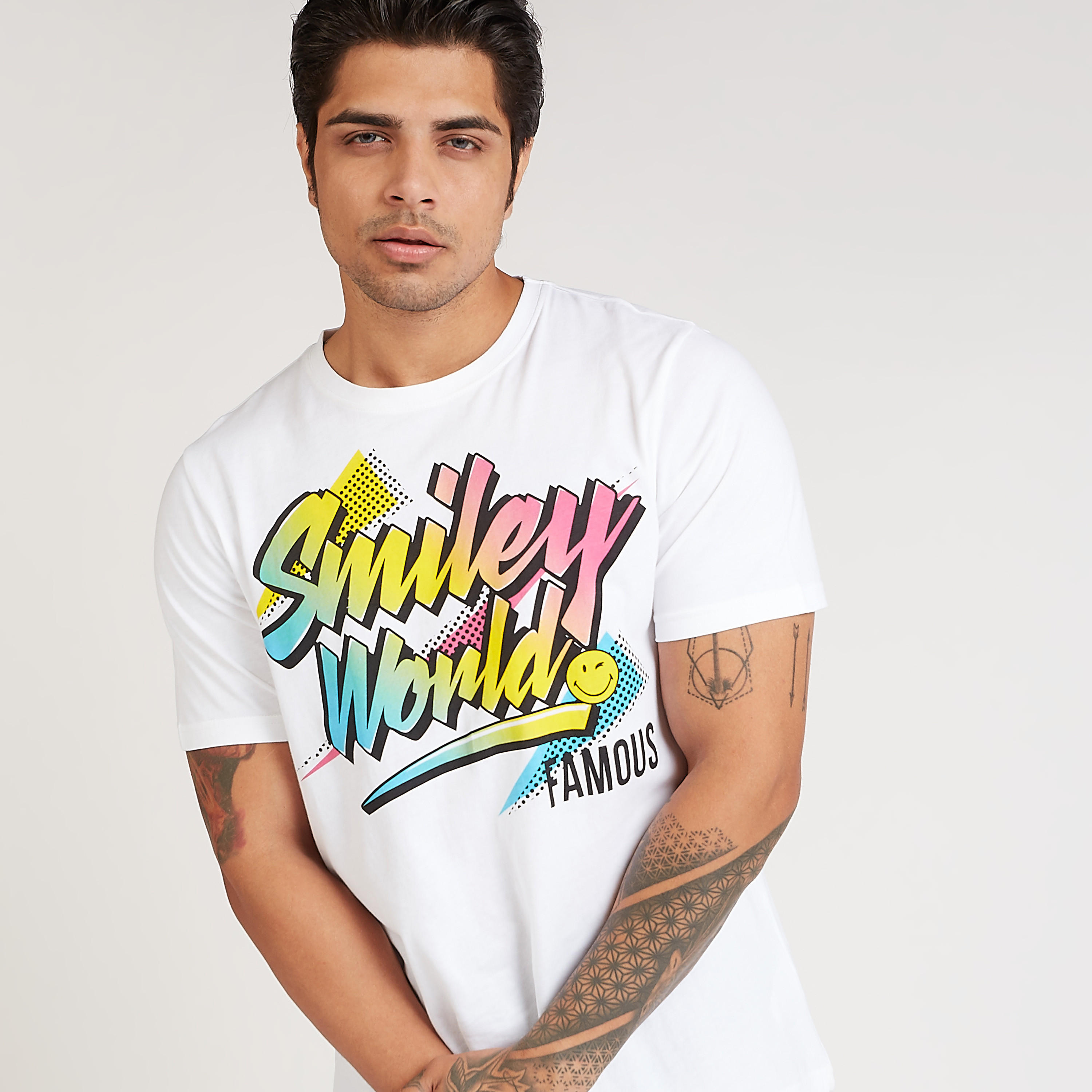 تيشيرت بياقة ضيّقة وأكمام قصيرة وطبعات سمايلي وورلد جرافيك-men-clothing-tshirtsandpolos-tshirts-image-5
