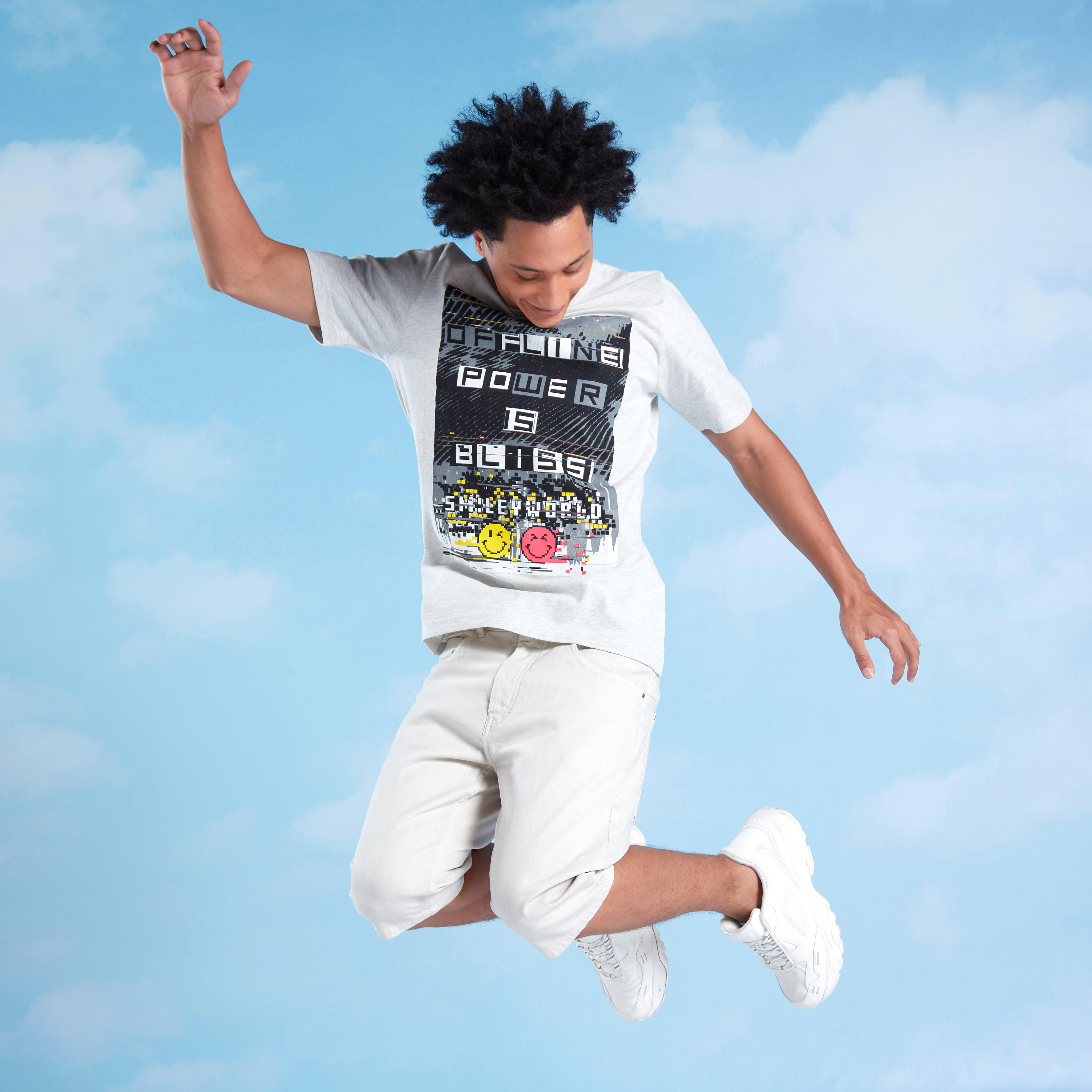 تيشيرت بياقة ضيقة وأكمام قصيرة وطبعات سمايلي وورلد جرافيك-men-clothing-tshirtsandpolos-tshirts-image-5