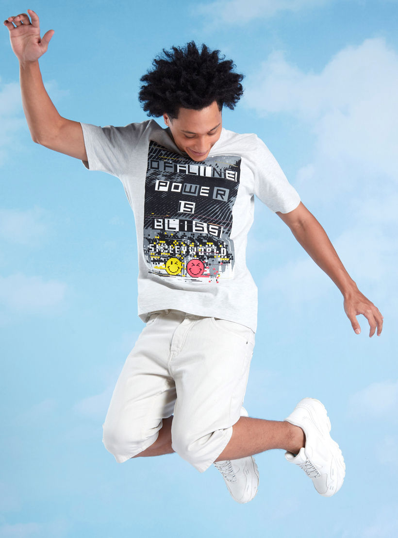 تيشيرت بياقة ضيقة وأكمام قصيرة وطبعات سمايلي وورلد جرافيك-men-clothing-tshirtsandpolos-tshirts-image-5