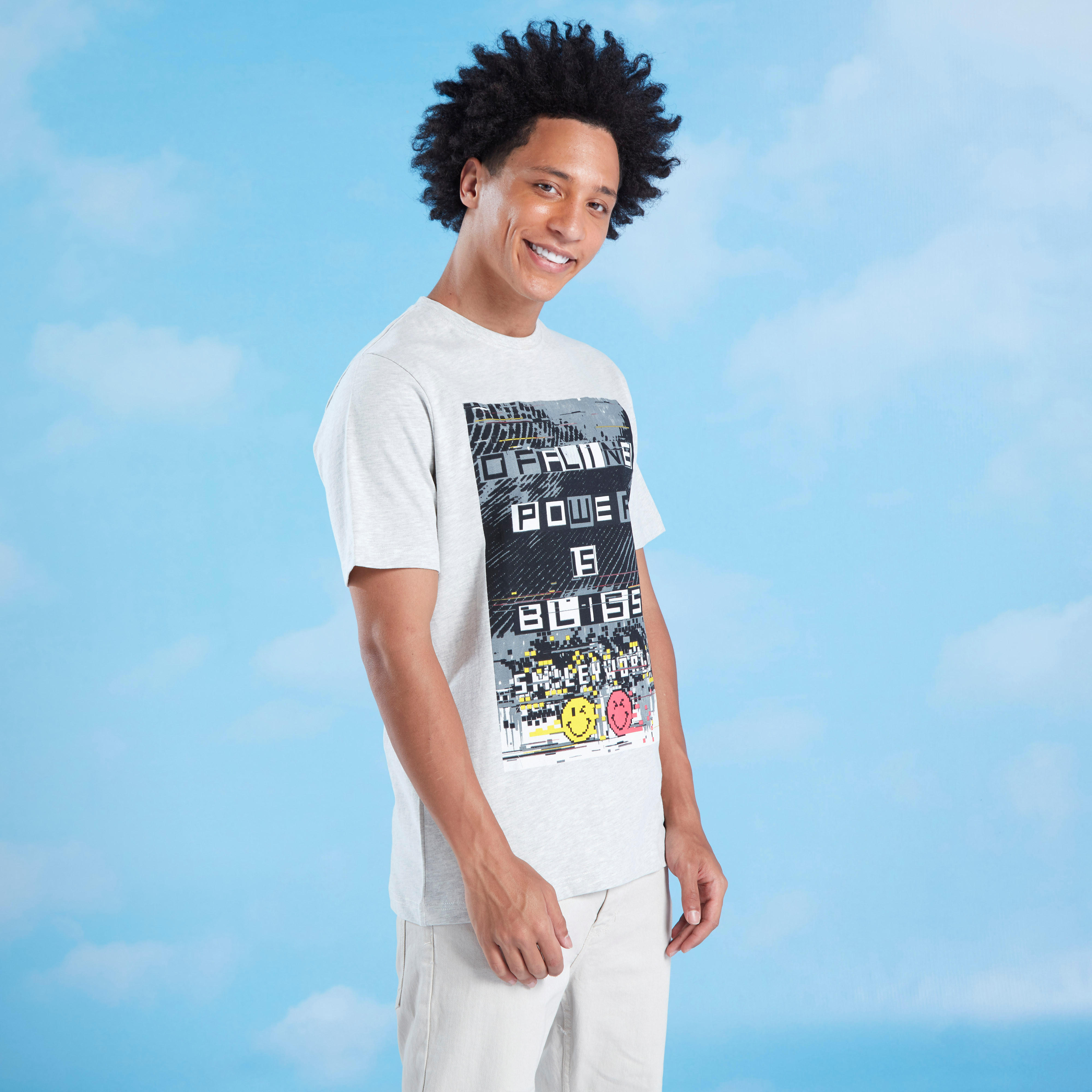 تيشيرت بياقة ضيقة وأكمام قصيرة وطبعات سمايلي وورلد جرافيك-men-clothing-tshirtsandpolos-tshirts-image-4