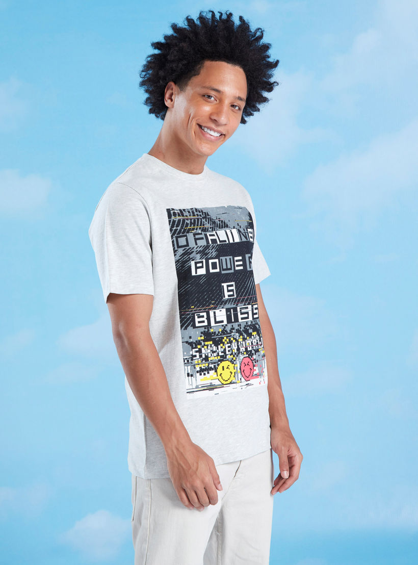 تيشيرت بياقة ضيقة وأكمام قصيرة وطبعات سمايلي وورلد جرافيك-men-clothing-tshirtsandpolos-tshirts-image-4