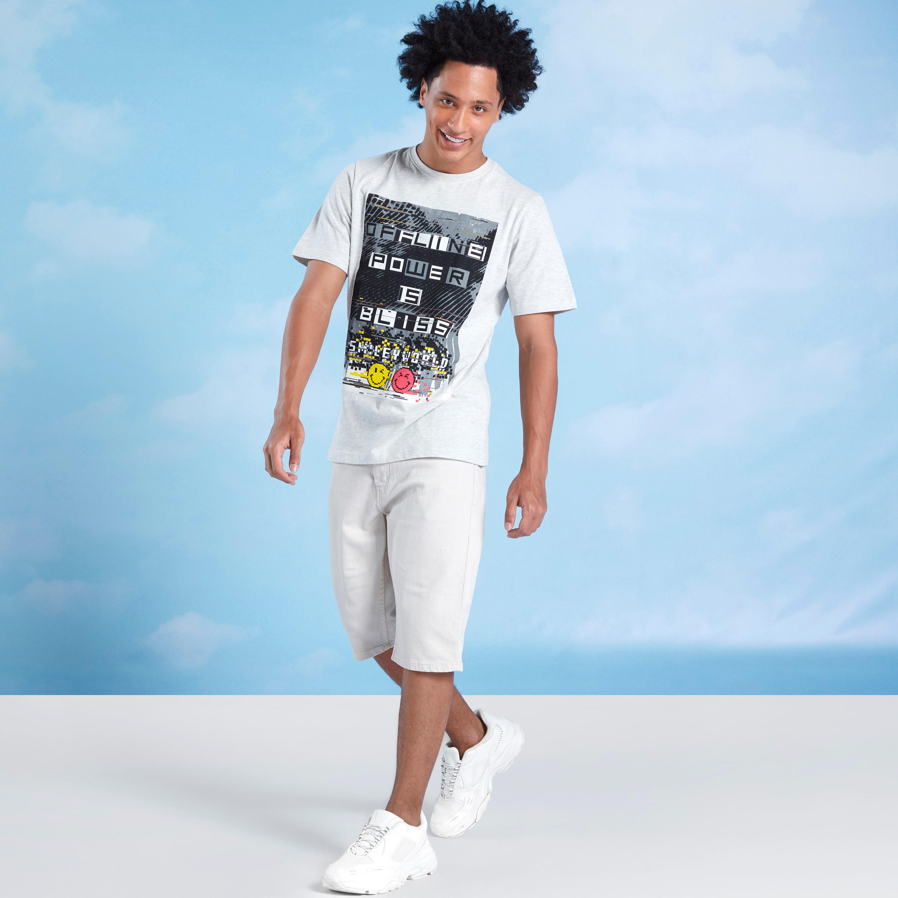تيشيرت بياقة ضيقة وأكمام قصيرة وطبعات سمايلي وورلد جرافيك-men-clothing-tshirtsandpolos-tshirts-image-3