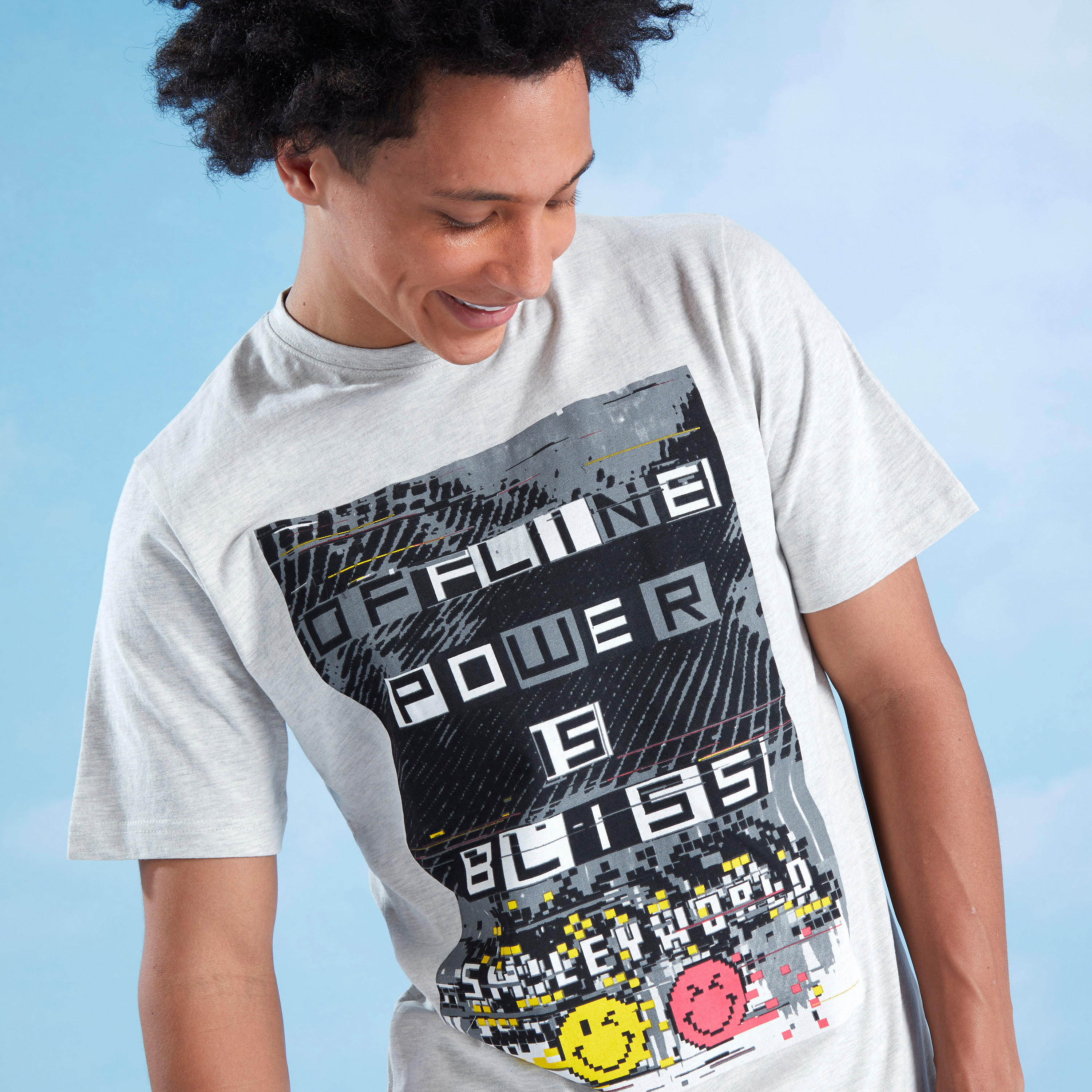 تيشيرت بياقة ضيقة وأكمام قصيرة وطبعات سمايلي وورلد جرافيك-men-clothing-tshirtsandpolos-tshirts-image-2