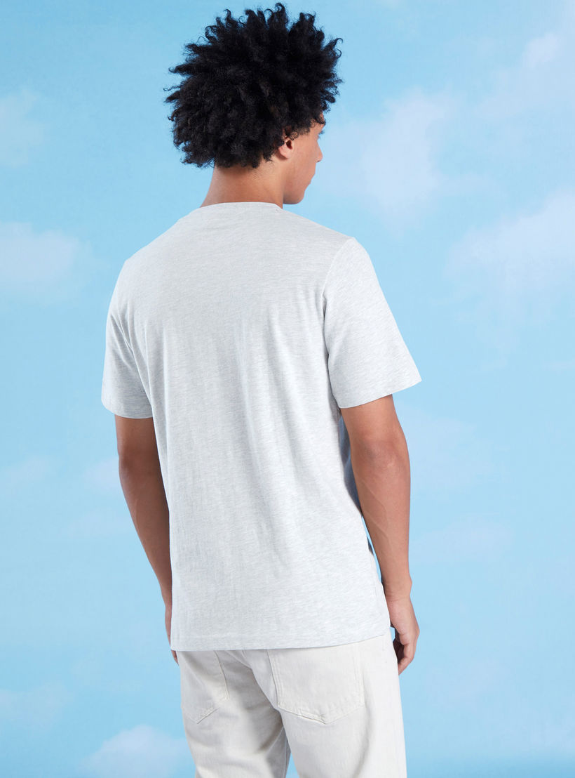 تيشيرت بياقة ضيقة وأكمام قصيرة وطبعات سمايلي وورلد جرافيك-men-clothing-tshirtsandpolos-tshirts-image-1