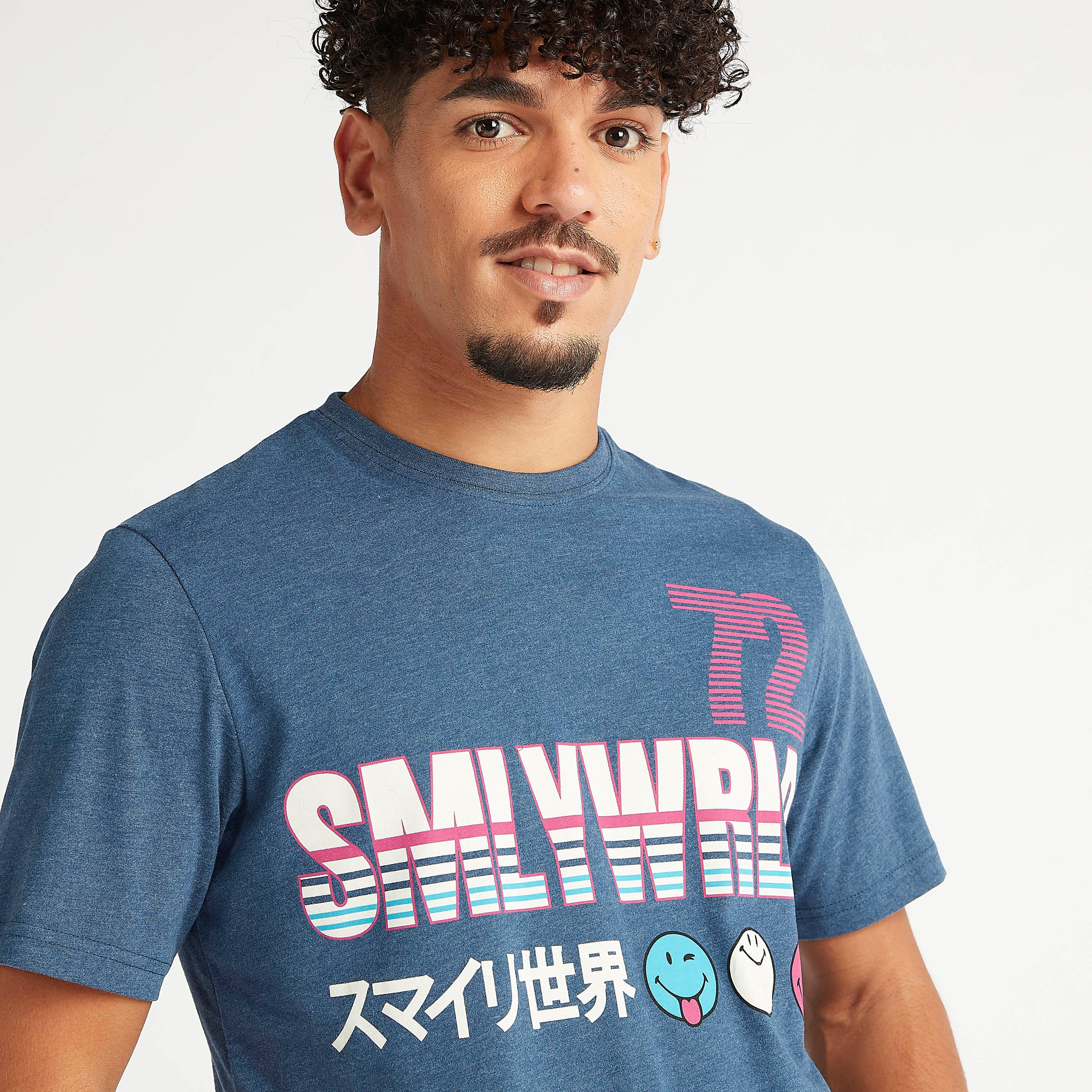 تيشيرت بياقة ضيّقة وأكمام قصيرة وطبعات تايبوجرافيك-men-clothing-tshirtsandpolos-tshirts-image-1