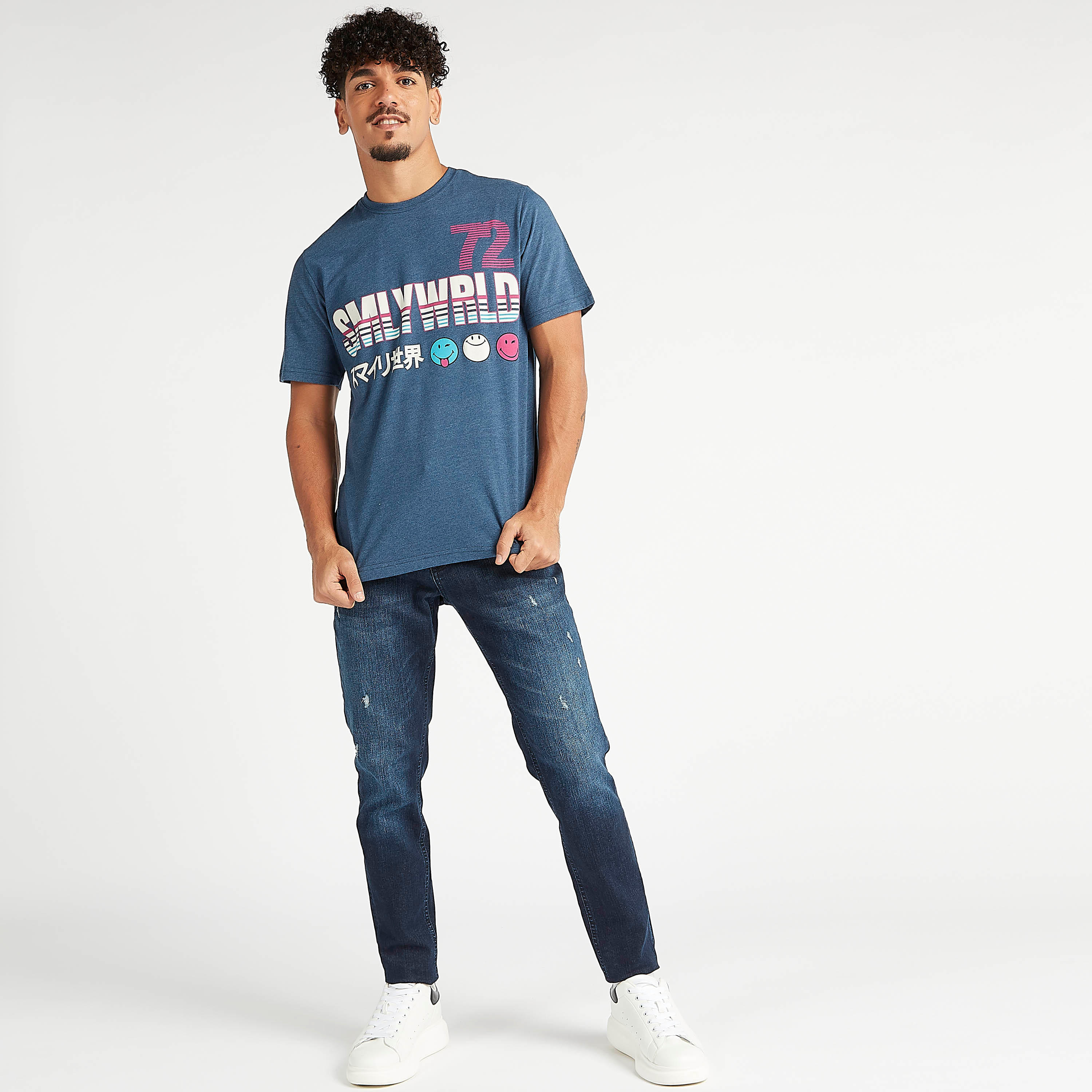 تيشيرت بياقة ضيّقة وأكمام قصيرة وطبعات تايبوجرافيك-men-clothing-tshirtsandpolos-tshirts-image-2