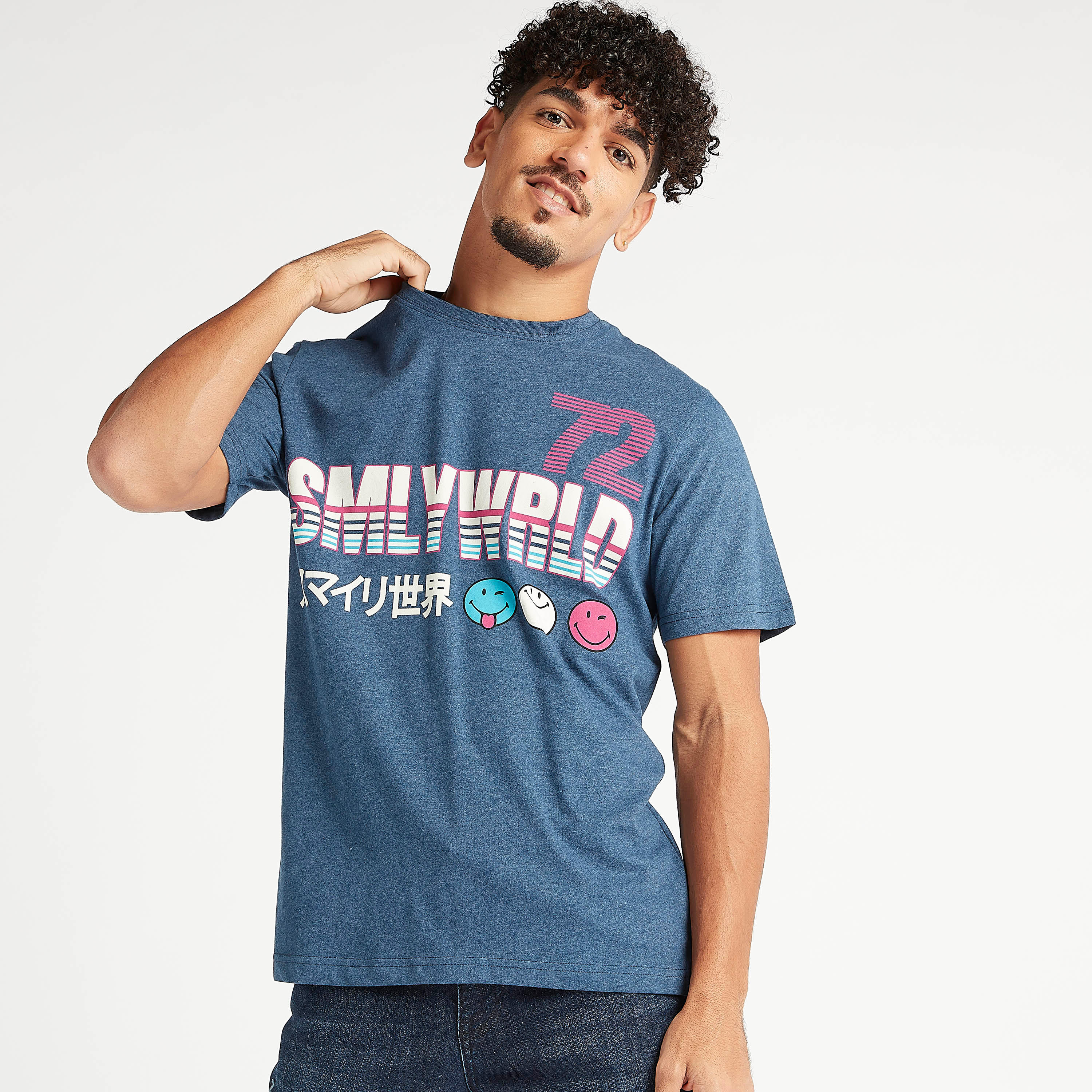 تيشيرت بياقة ضيّقة وأكمام قصيرة وطبعات تايبوجرافيك-men-clothing-tshirtsandpolos-tshirts-image-3