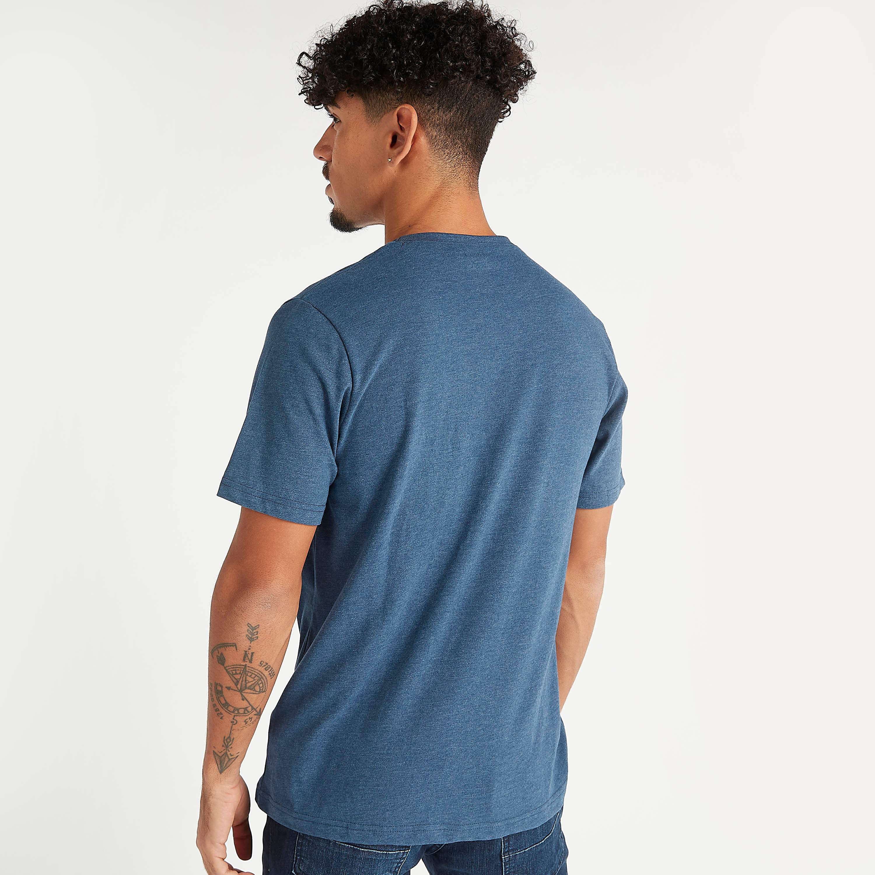 تيشيرت بياقة ضيّقة وأكمام قصيرة وطبعات تايبوجرافيك-men-clothing-tshirtsandpolos-tshirts-image-4