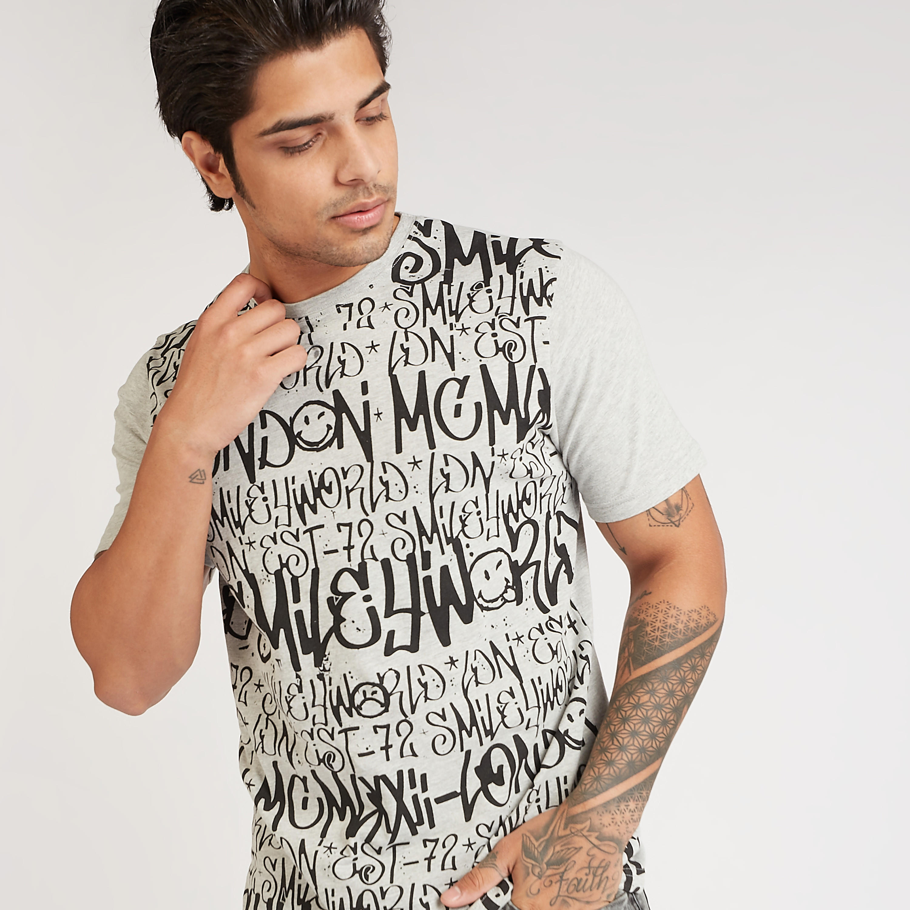 تيشيرت بياقة ضيقة وأكمام قصيرة وطبعات سمايلي وورلد جرافيك-men-clothing-tshirtsandpolos-tshirts-image-1