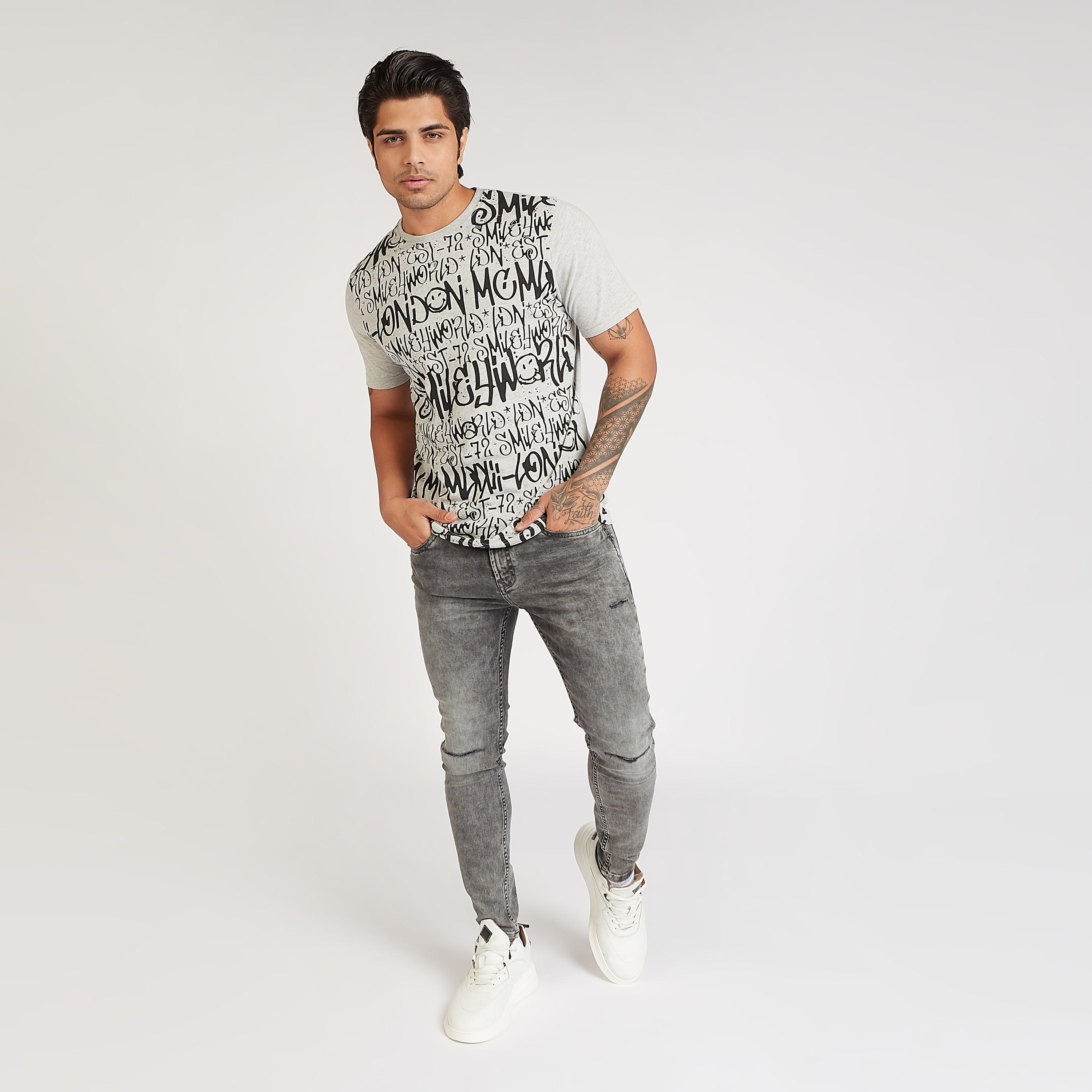 تيشيرت بياقة ضيقة وأكمام قصيرة وطبعات سمايلي وورلد جرافيك-men-clothing-tshirtsandpolos-tshirts-image-2