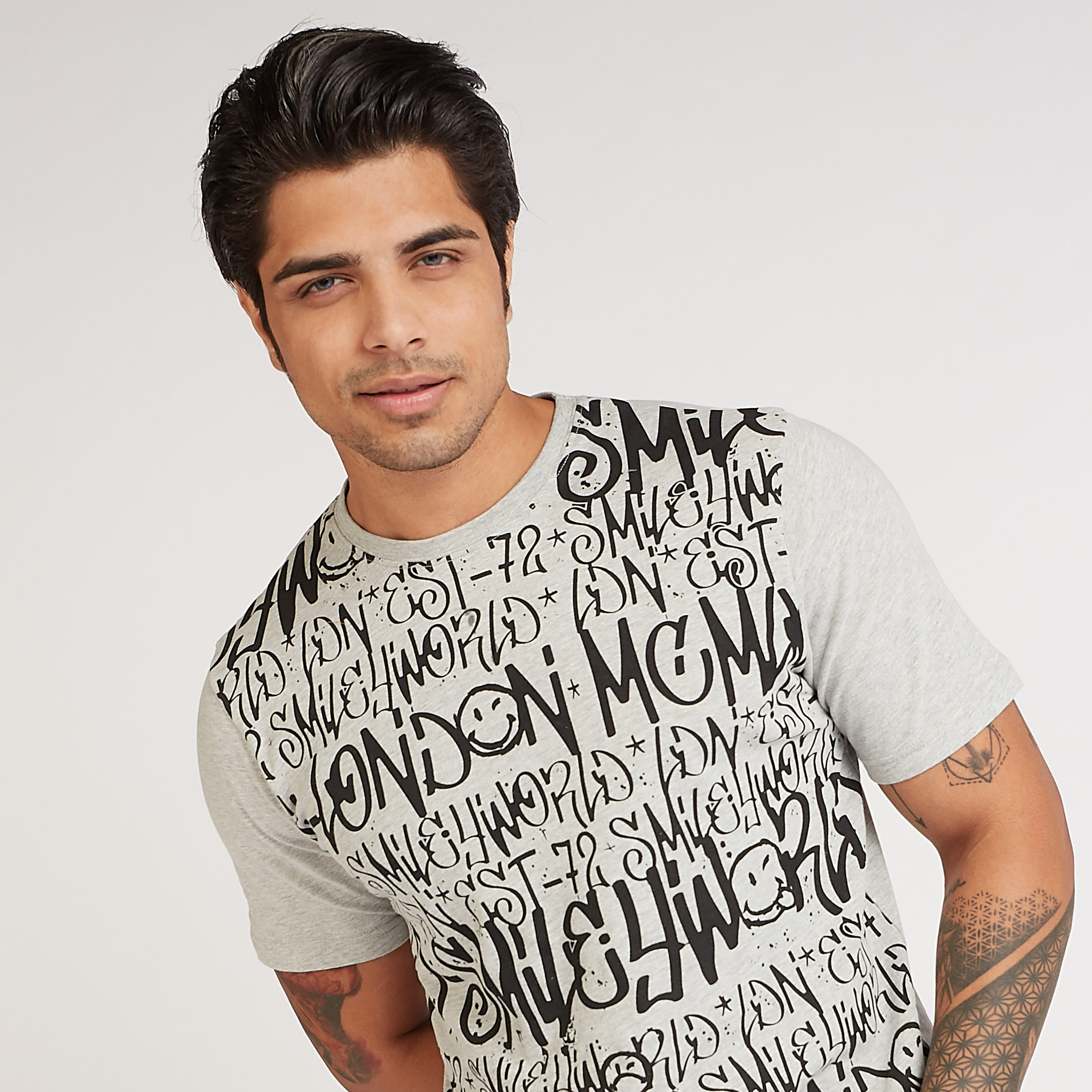 تيشيرت بياقة ضيقة وأكمام قصيرة وطبعات سمايلي وورلد جرافيك-men-clothing-tshirtsandpolos-tshirts-image-3