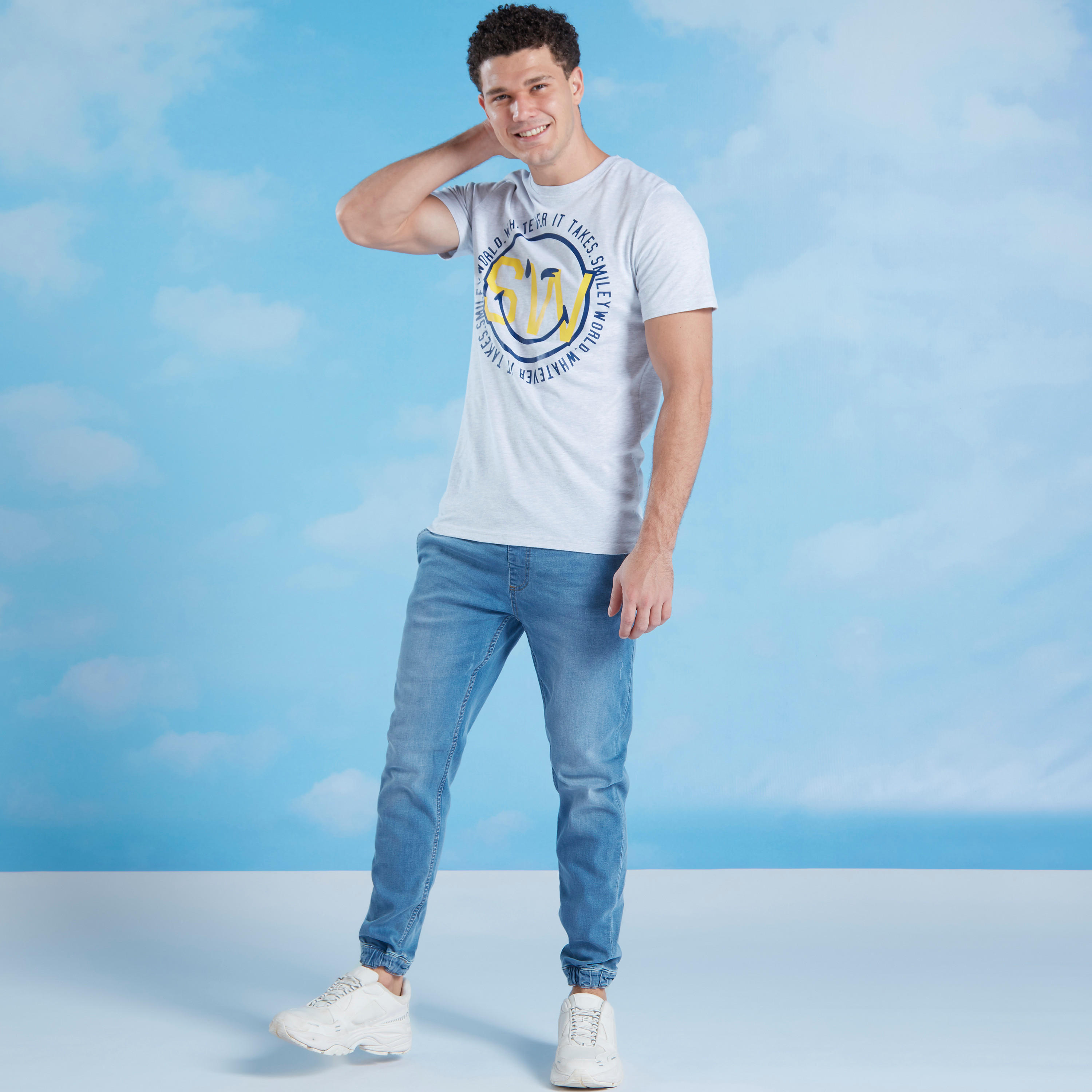 تيشيرت مستدام بياقة ضيّقة وطبعات سمايلي وورلد-men-clothing-tshirtsandpolos-tshirts-image-2