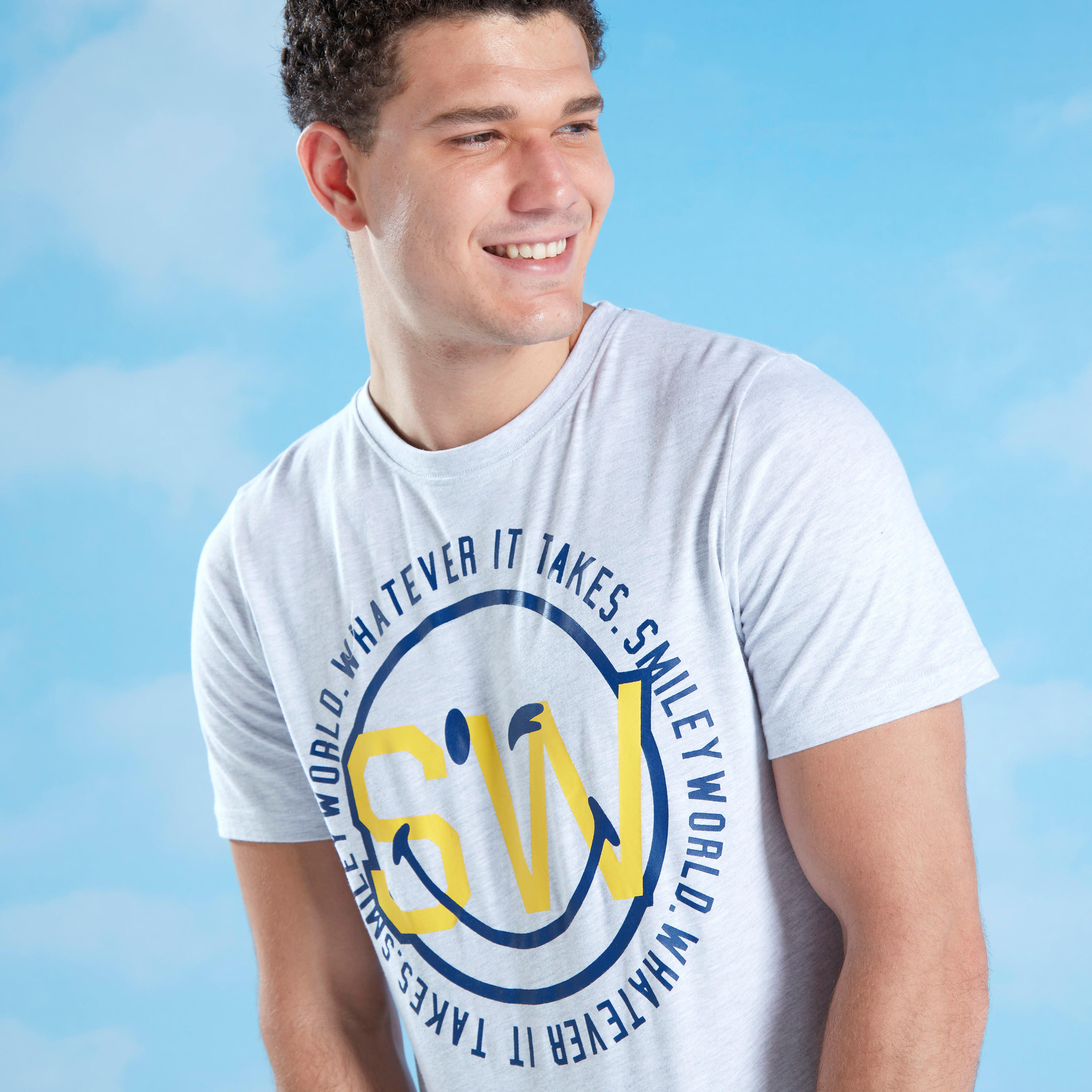 تيشيرت مستدام بياقة ضيّقة وطبعات سمايلي وورلد-men-clothing-tshirtsandpolos-tshirts-image-3