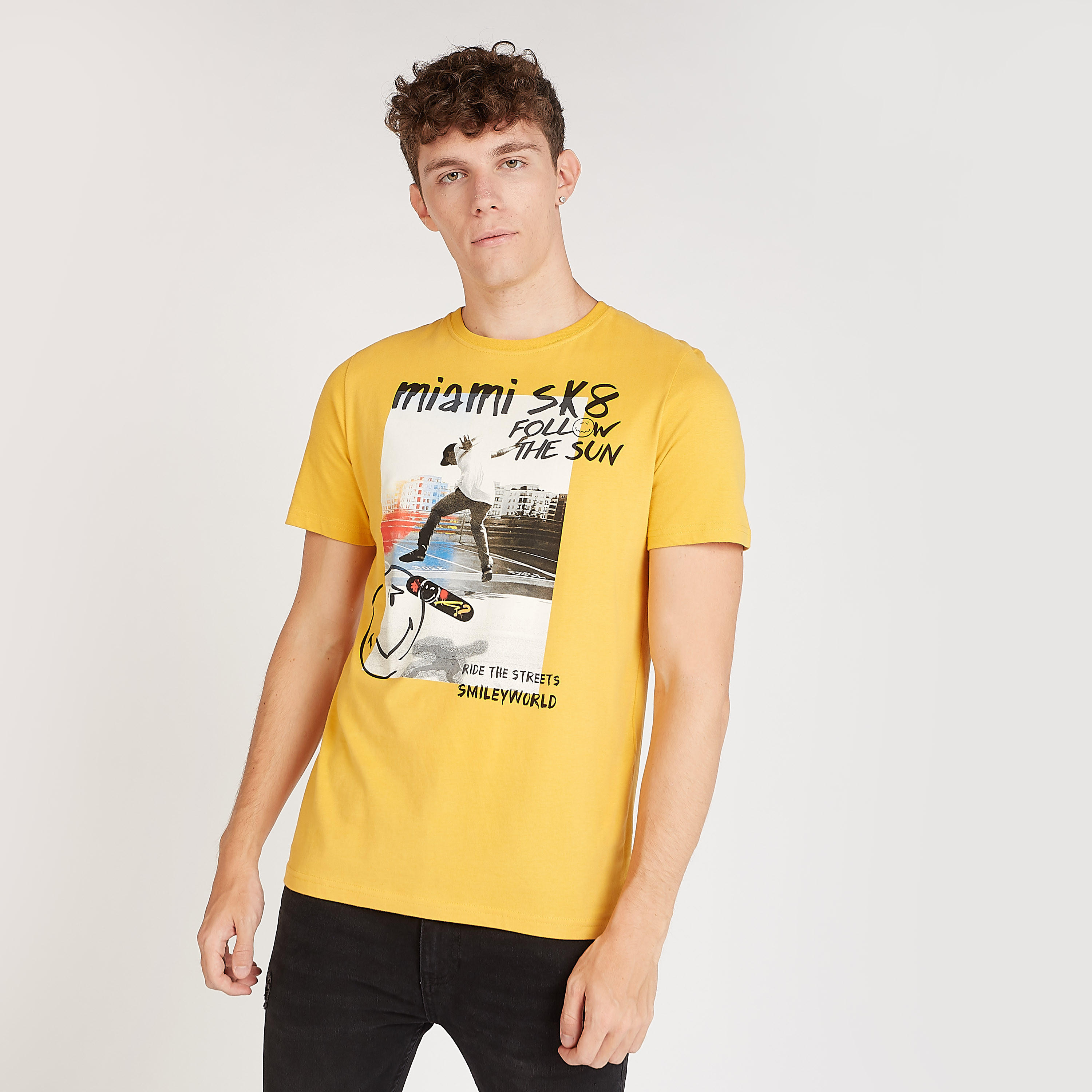 تيشيرت مستدام بياقة ضيّقة وطبعات سمايلي وورلد-men-clothing-tshirtsandpolos-tshirts-image-1