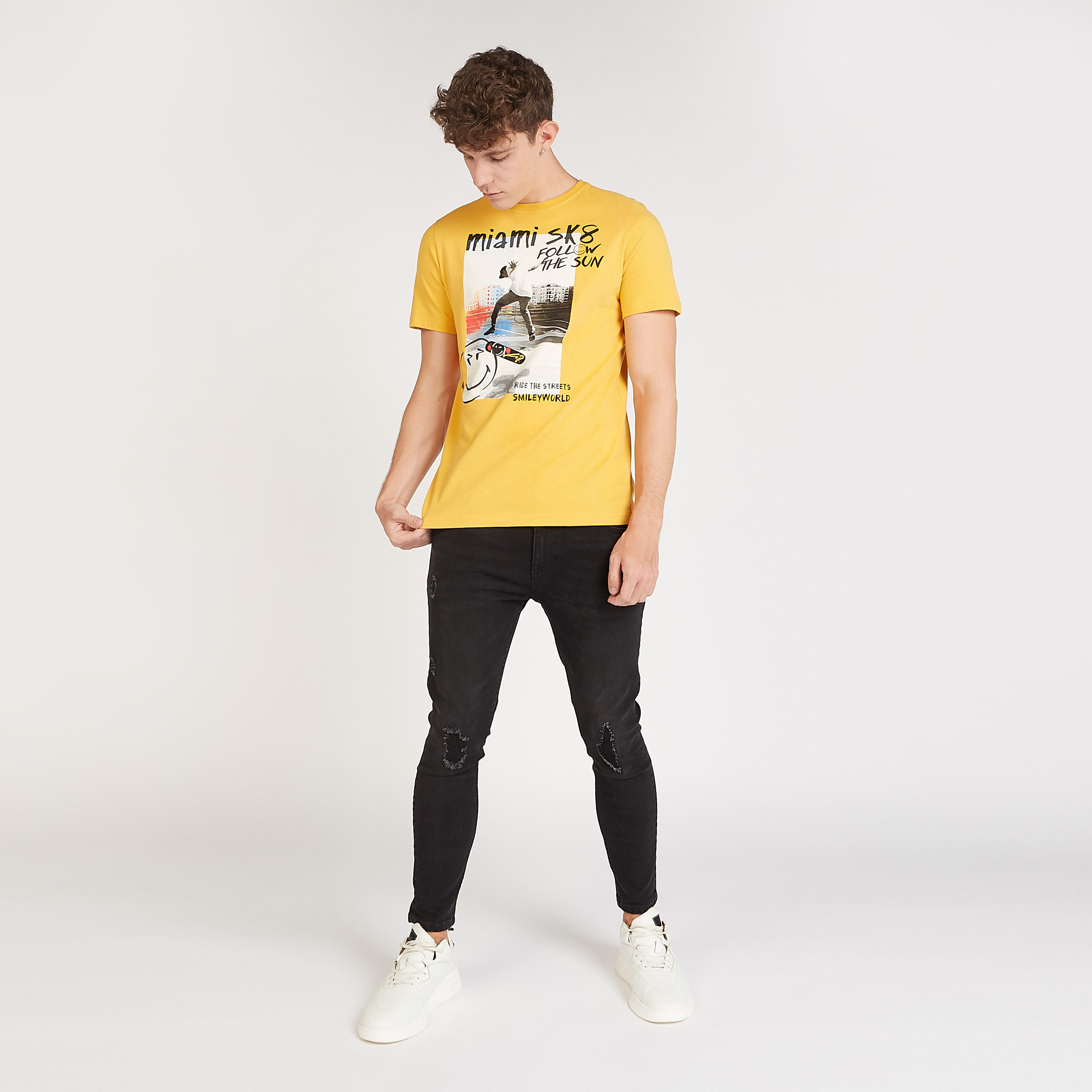 تيشيرت مستدام بياقة ضيّقة وطبعات سمايلي وورلد-men-clothing-tshirtsandpolos-tshirts-image-2