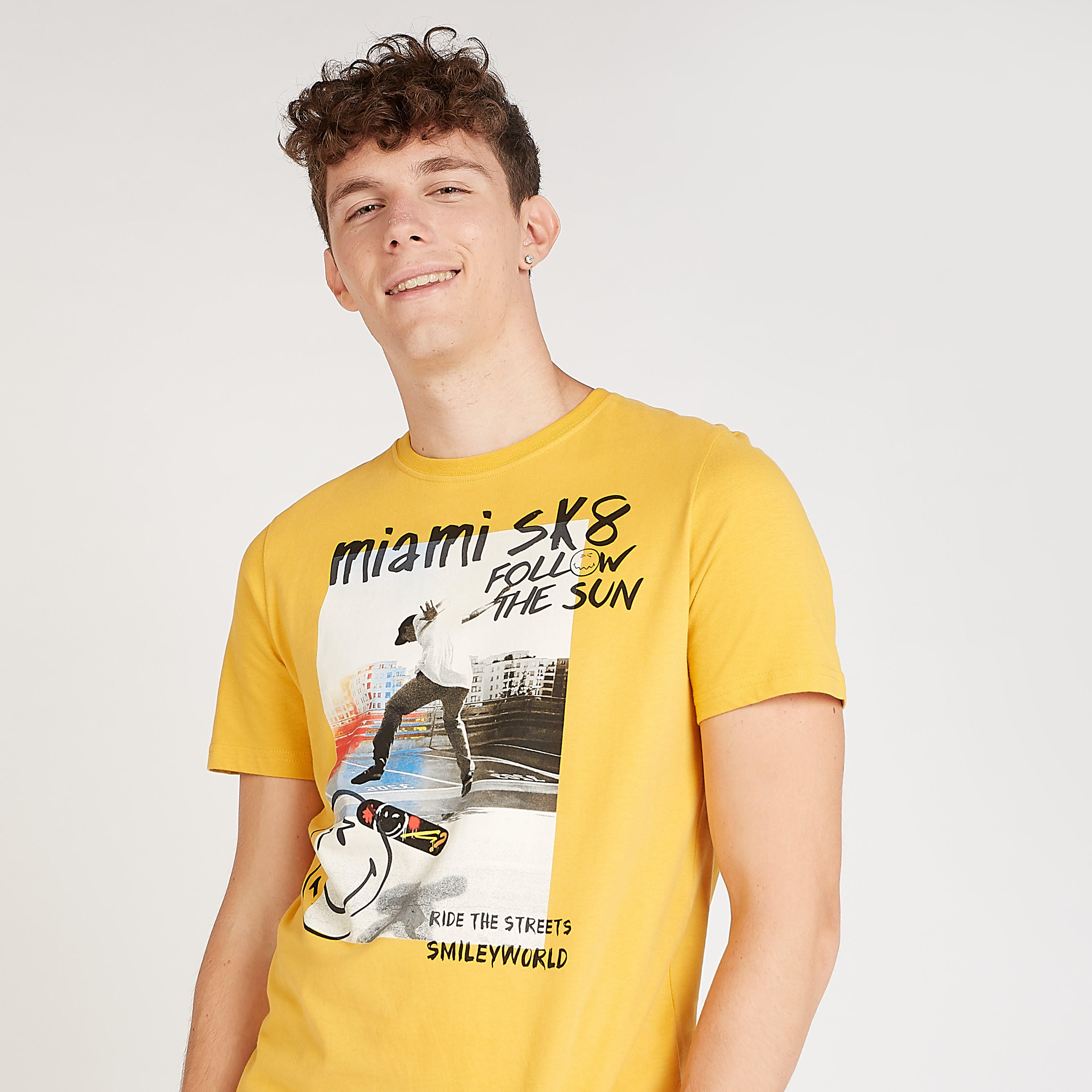 تيشيرت مستدام بياقة ضيّقة وطبعات سمايلي وورلد-men-clothing-tshirtsandpolos-tshirts-image-3