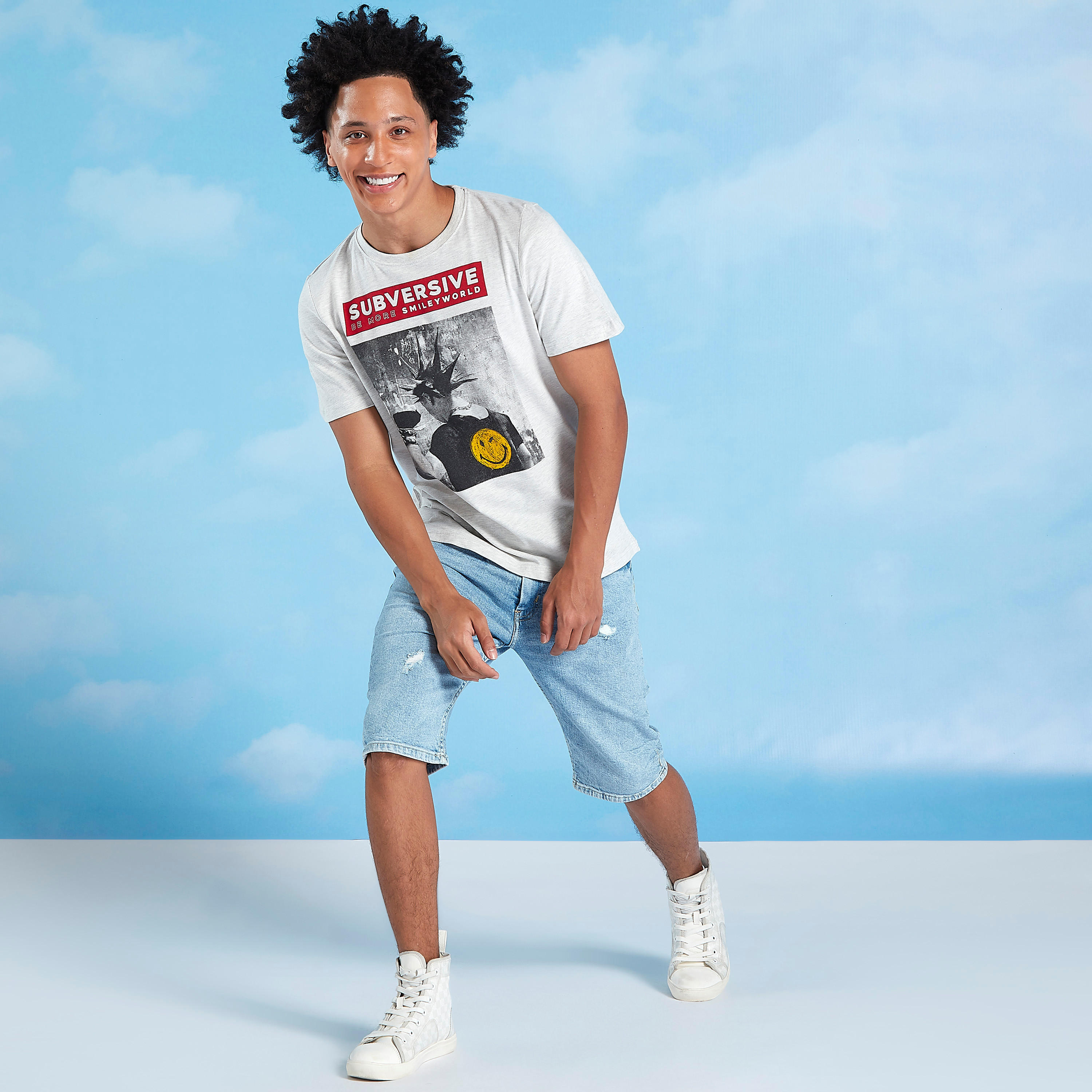 تيشيرت بياقة ضيّقة وأكمام قصيرة وطبعات سمايلي وورلد-men-clothing-tshirtsandpolos-tshirts-image-1