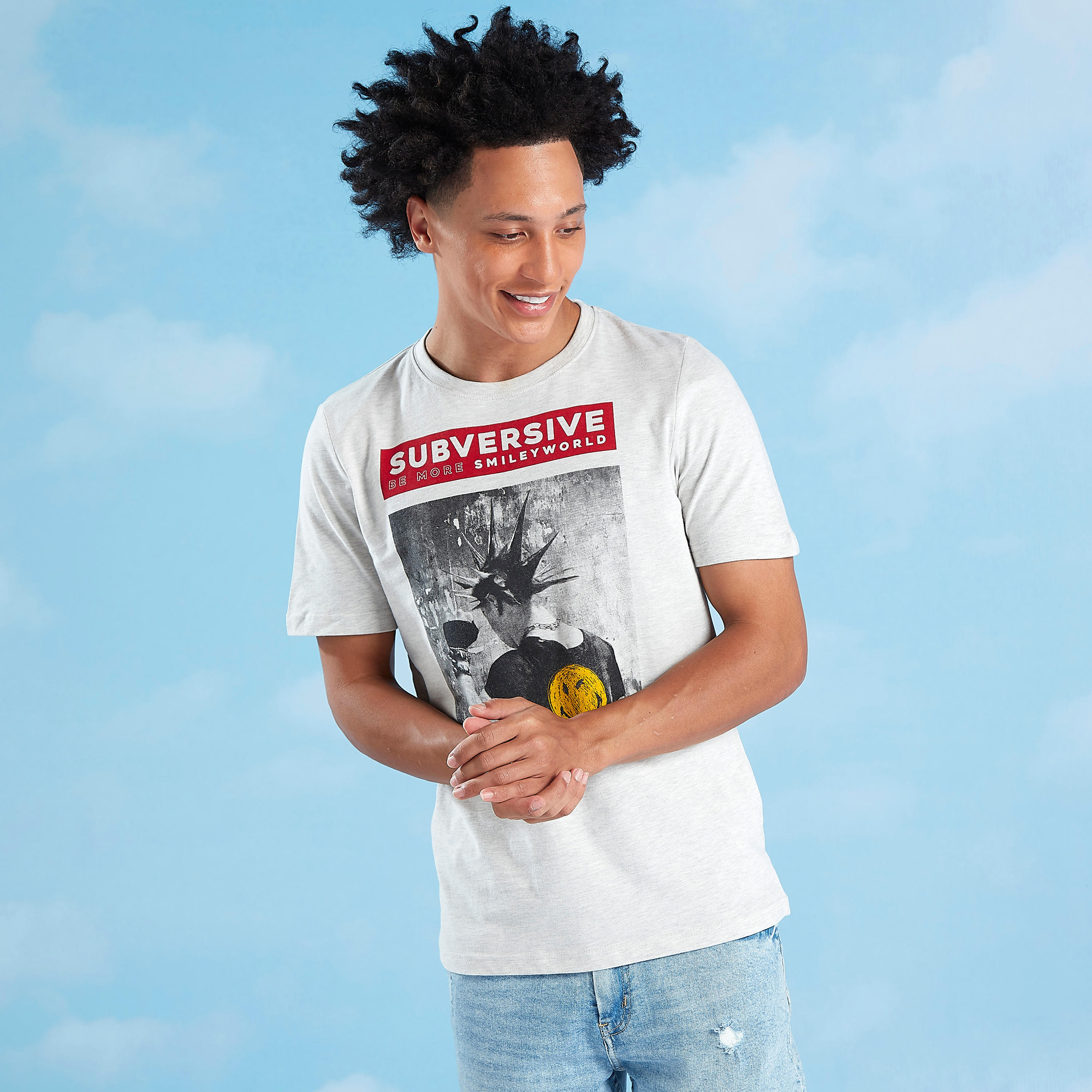 تيشيرت بياقة ضيّقة وأكمام قصيرة وطبعات سمايلي وورلد-men-clothing-tshirtsandpolos-tshirts-image-2