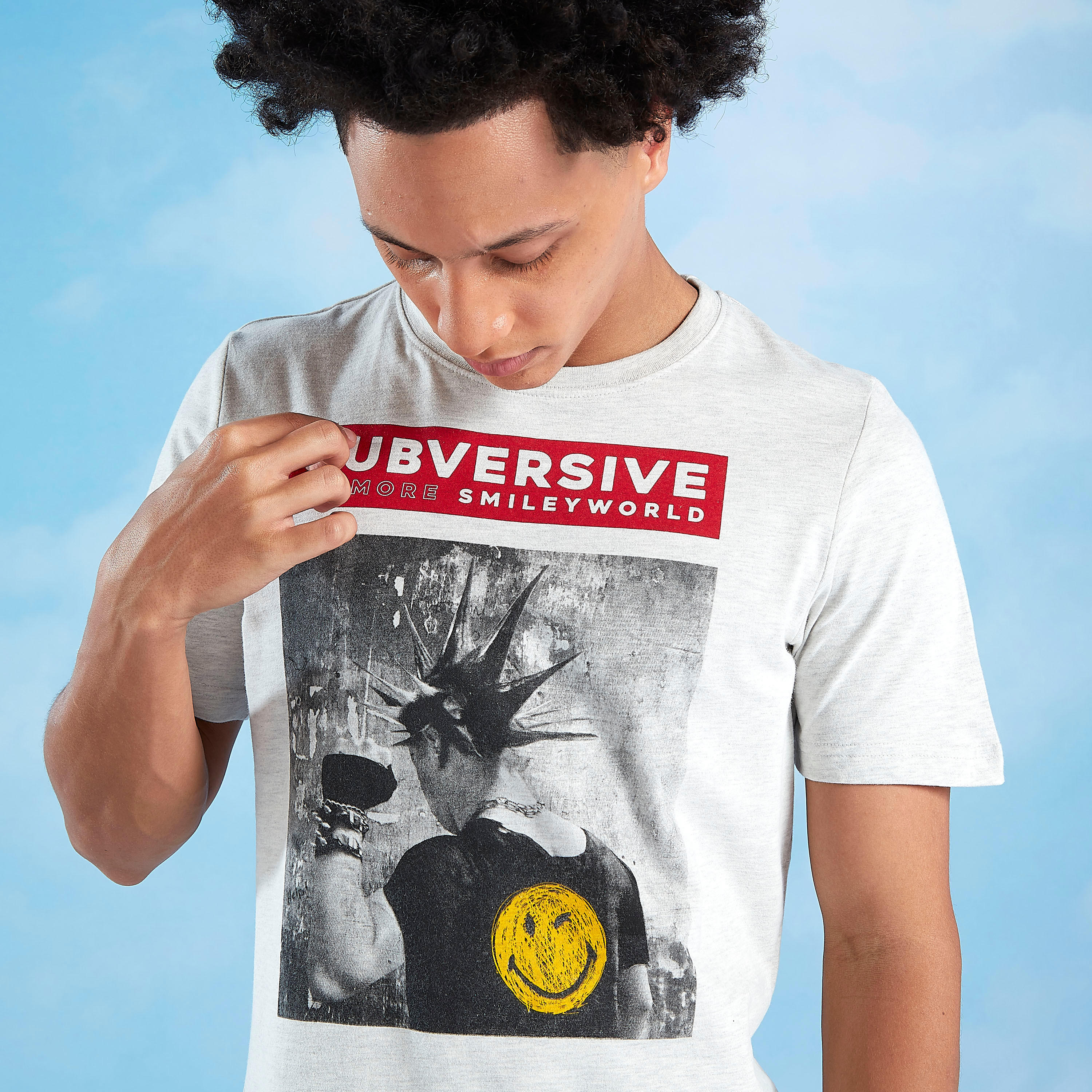 تيشيرت بياقة ضيّقة وأكمام قصيرة وطبعات سمايلي وورلد-men-clothing-tshirtsandpolos-tshirts-image-3