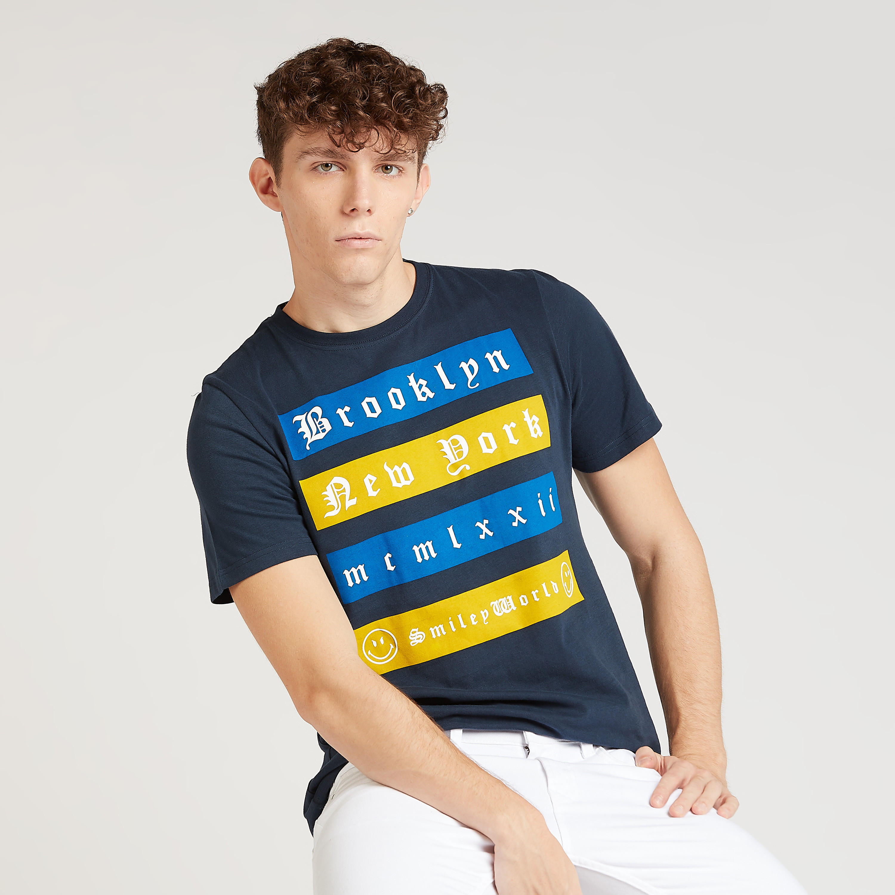 تيشيرت بياقة ضيقة وطبعات سمايلي وورلد تايبوجرافيكيّة-men-clothing-tshirtsandpolos-tshirts-image-5