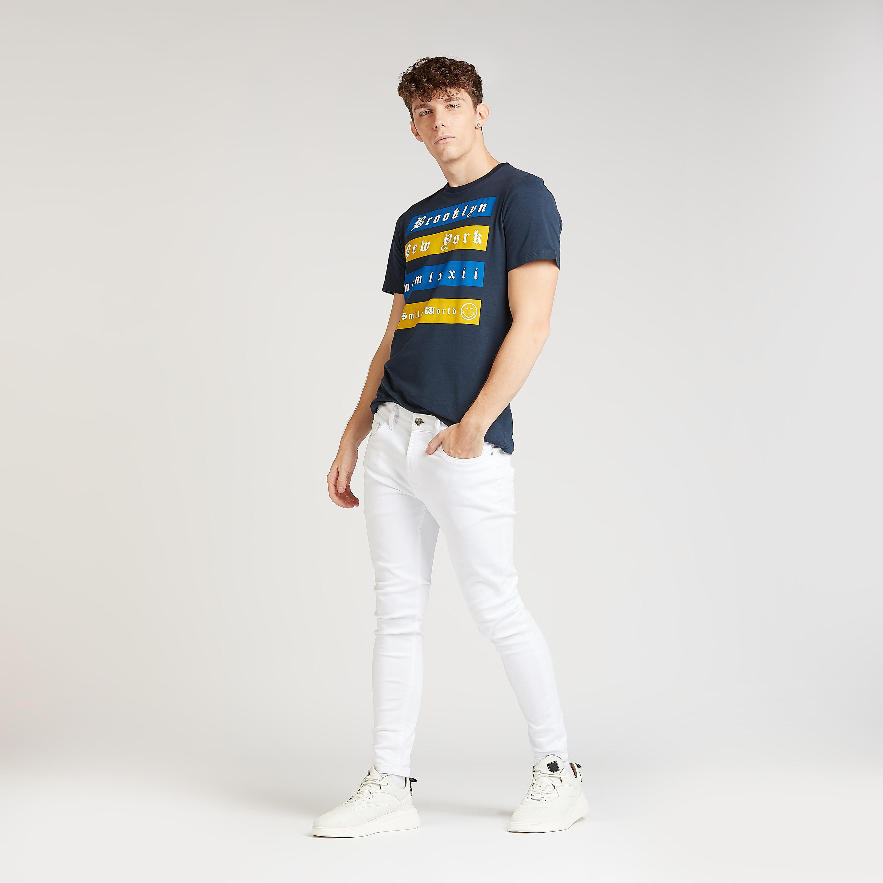 تيشيرت بياقة ضيقة وطبعات سمايلي وورلد تايبوجرافيكيّة-men-clothing-tshirtsandpolos-tshirts-image-4